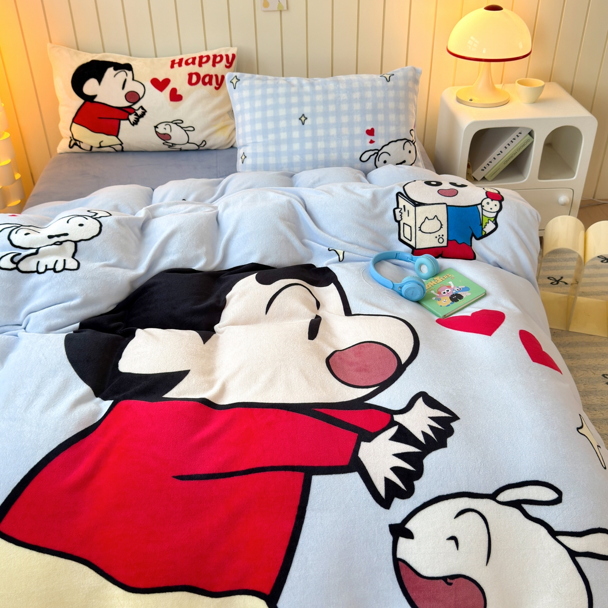 91家纺网 家纺一手货源 找家纺 一霖家纺 2025新款大版卡通牛奶绒四件套 俏皮小新-蓝