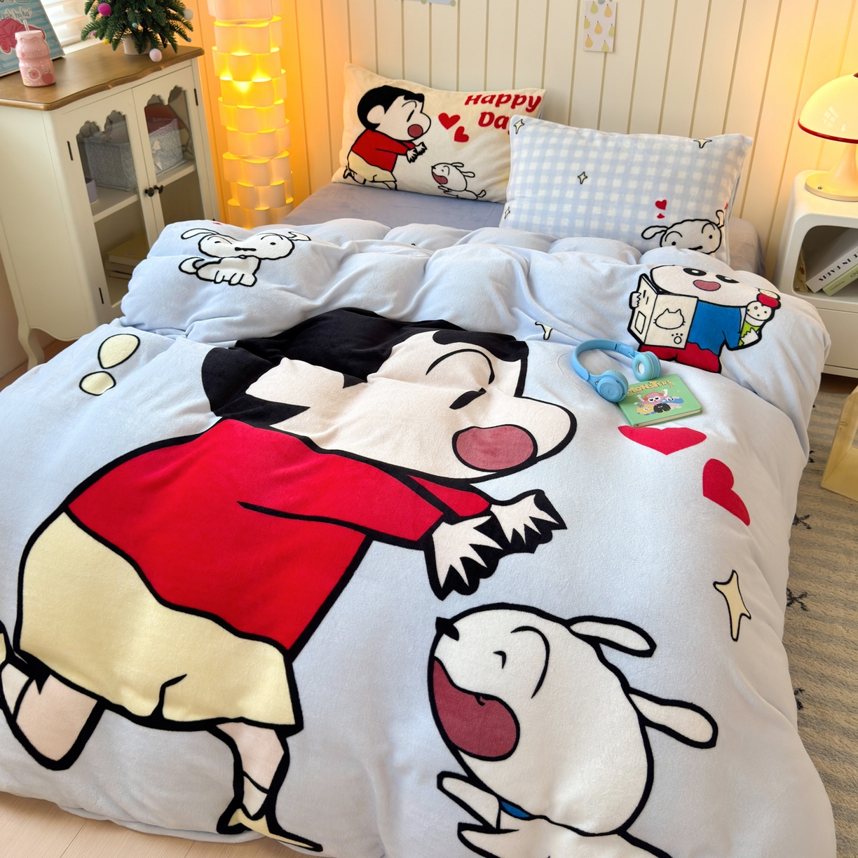 91家纺网 家纺一手货源 找家纺 一霖家纺 2025新款大版卡通牛奶绒四件套 俏皮小新-蓝