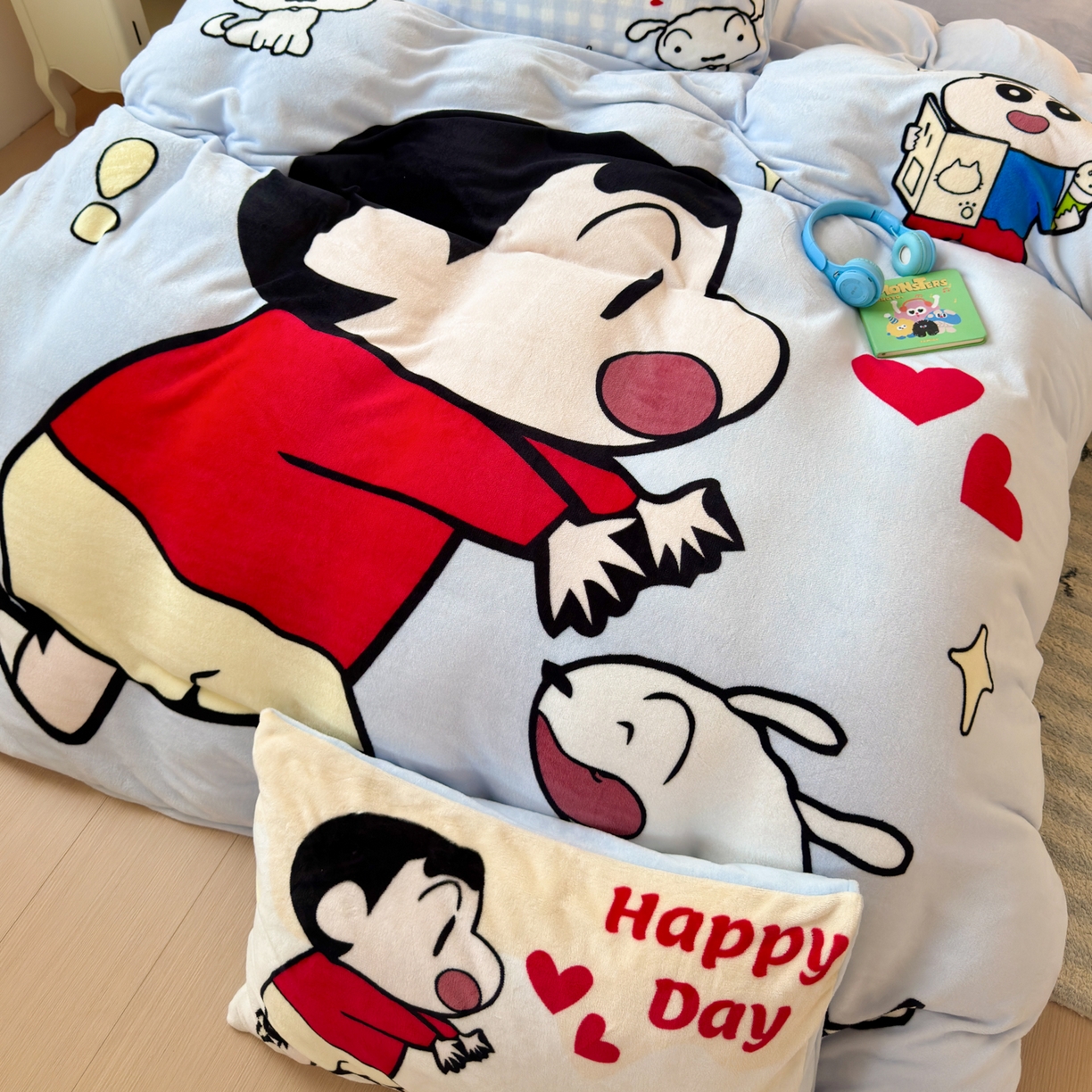 91家纺网 家纺一手货源 找家纺 一霖家纺 2025新款大版卡通牛奶绒四件套 俏皮小新-蓝