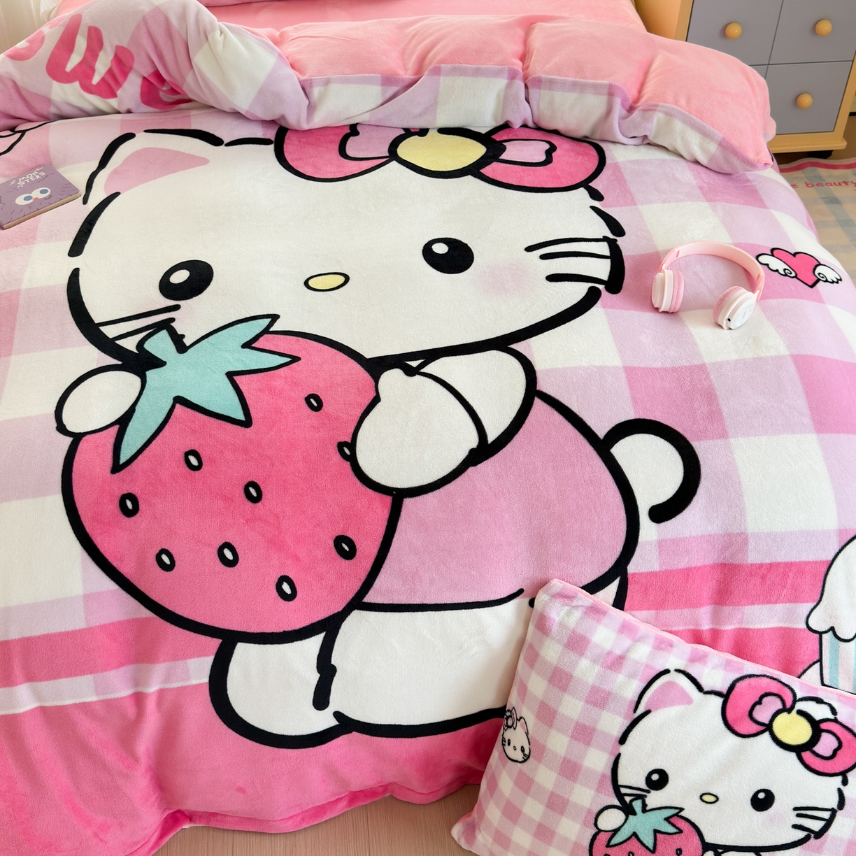 91家纺网 家纺一手货源 找家纺 一霖家纺 2025新款大版卡通牛奶绒四件套 甜心猫咪