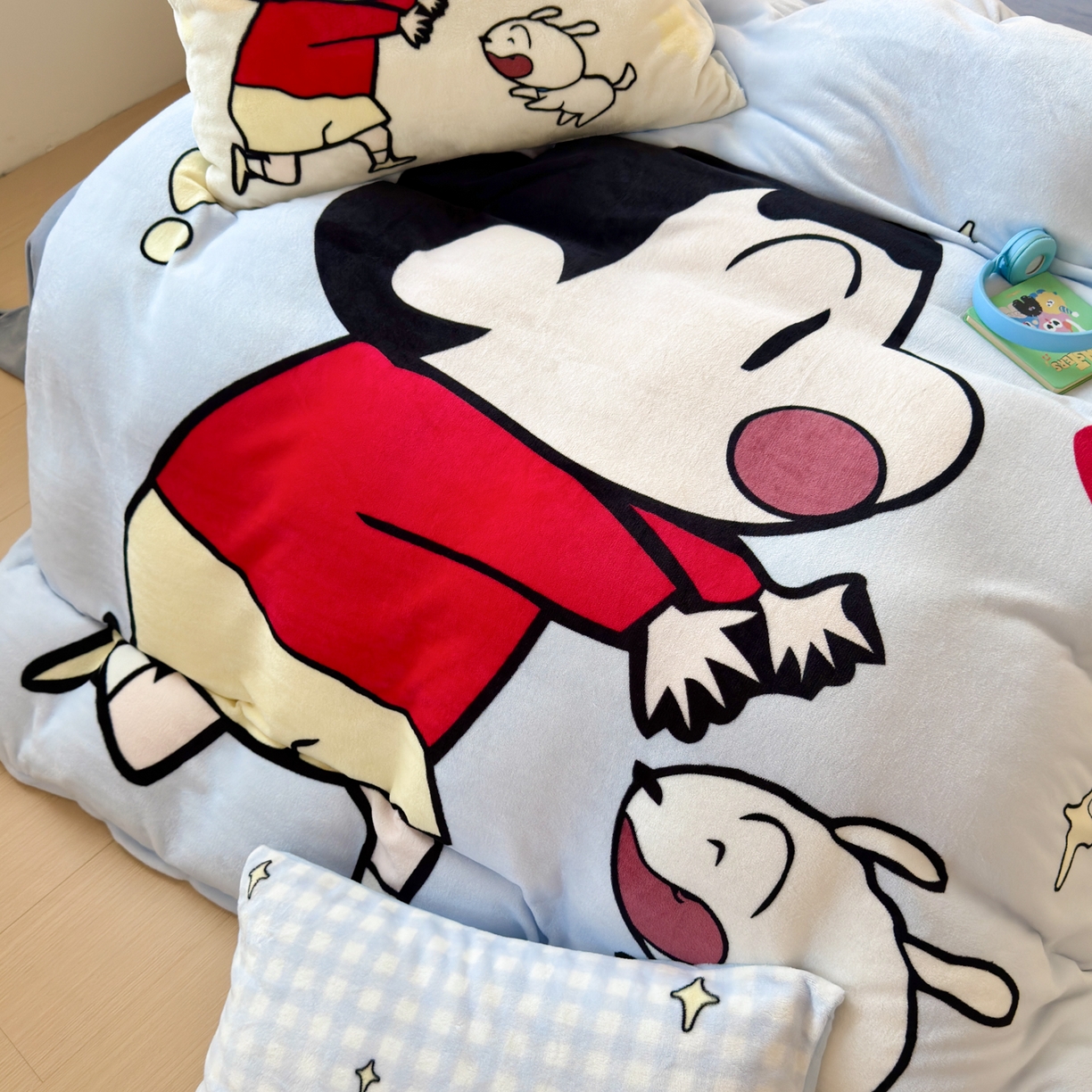 91家纺网 家纺一手货源 找家纺 一霖家纺 2025新款大版卡通牛奶绒四件套 俏皮小新-蓝