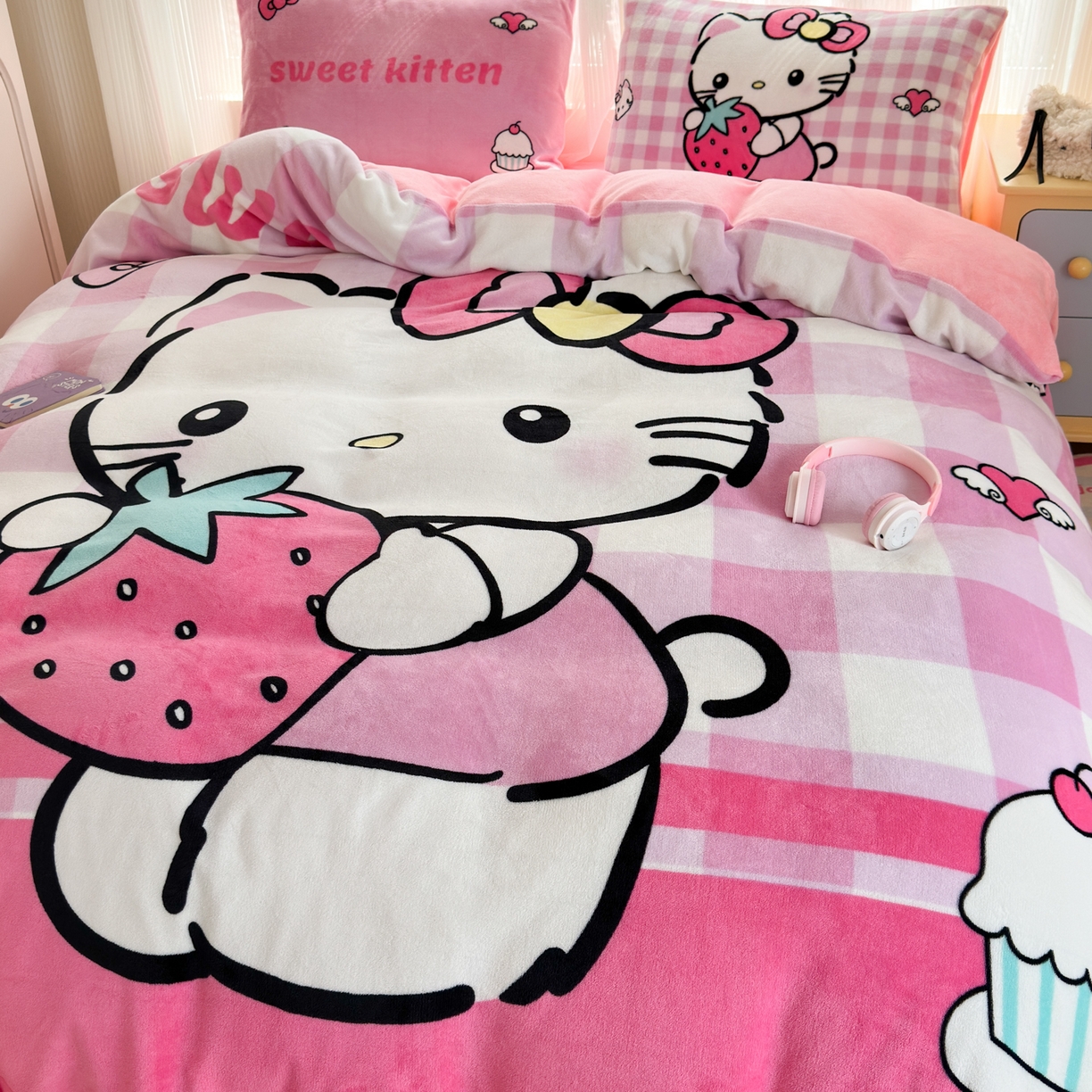 91家纺网 家纺一手货源 找家纺 一霖家纺 2025新款大版卡通牛奶绒四件套 甜心猫咪