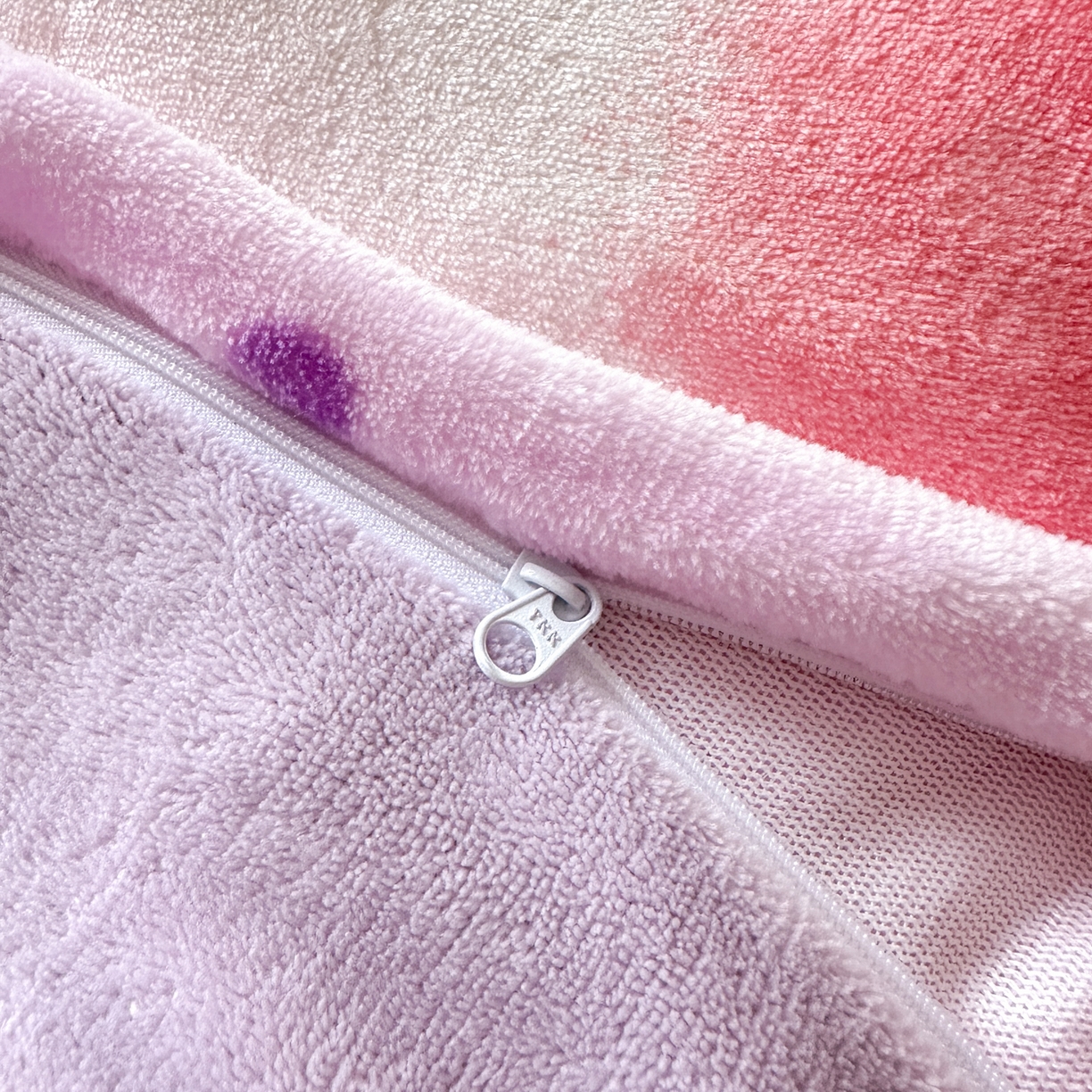 91家纺网 家纺一手货源 找家纺 一霖家纺 2025新款大版卡通牛奶绒四件套 搞怪新新紫