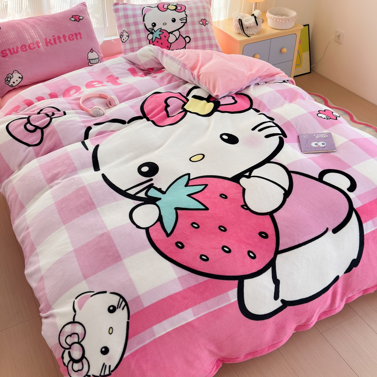 91家纺网 家纺一手货源 找家纺 一霖家纺 2025新款大版卡通牛奶绒四件套 甜心猫咪