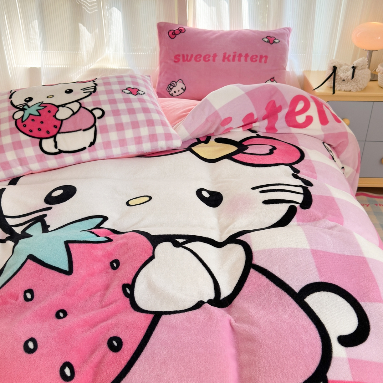 91家纺网 家纺一手货源 找家纺 一霖家纺 2025新款大版卡通牛奶绒四件套 甜心猫咪