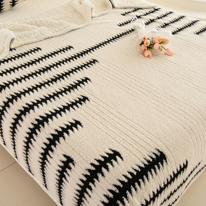 91家纺网 家纺一手货源 找家纺 圣靓 2025新款阳离子双面舒棉绒盖毯毛毯 杉影奶白