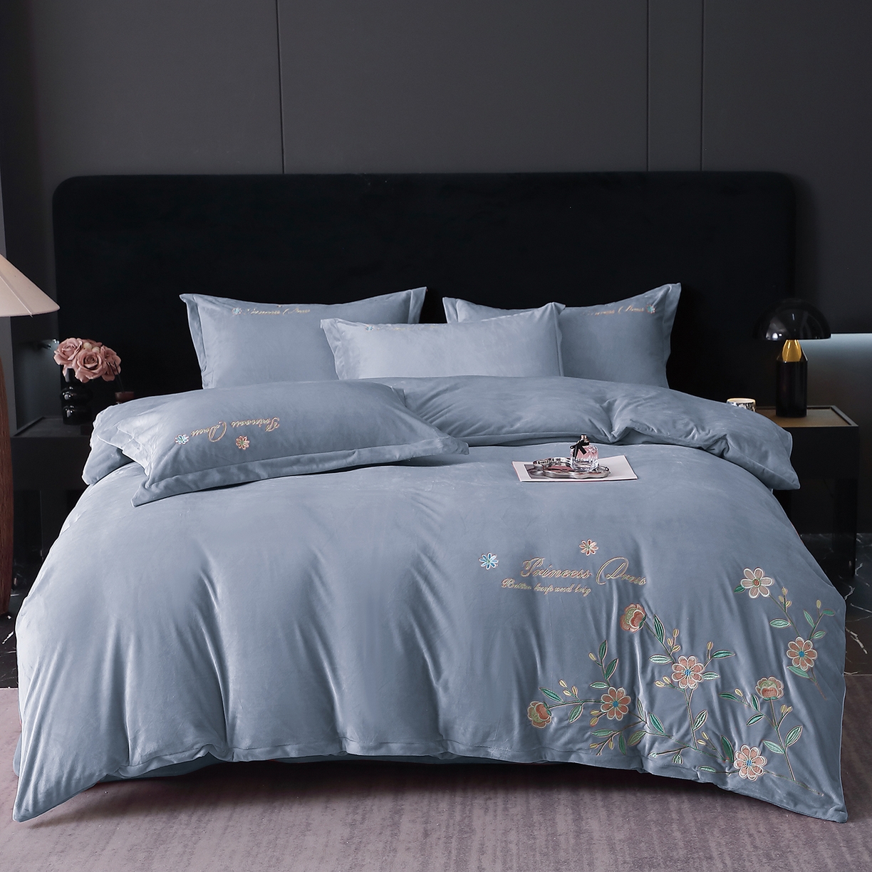 91家纺网 家纺一手货源 找家纺 棠薇家纺 2025秋冬牛奶绒蚕丝绒四件套珊瑚绒床上绒四件套冬季加绒法兰绒 繁花-蓝灰