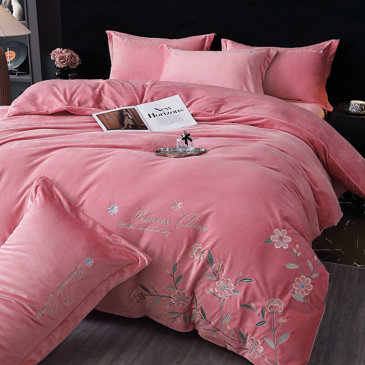 91家纺网 家纺一手货源 找家纺 棠薇家纺 2025秋冬牛奶绒蚕丝绒四件套珊瑚绒床上绒四件套冬季加绒法兰绒 繁花-豆沙