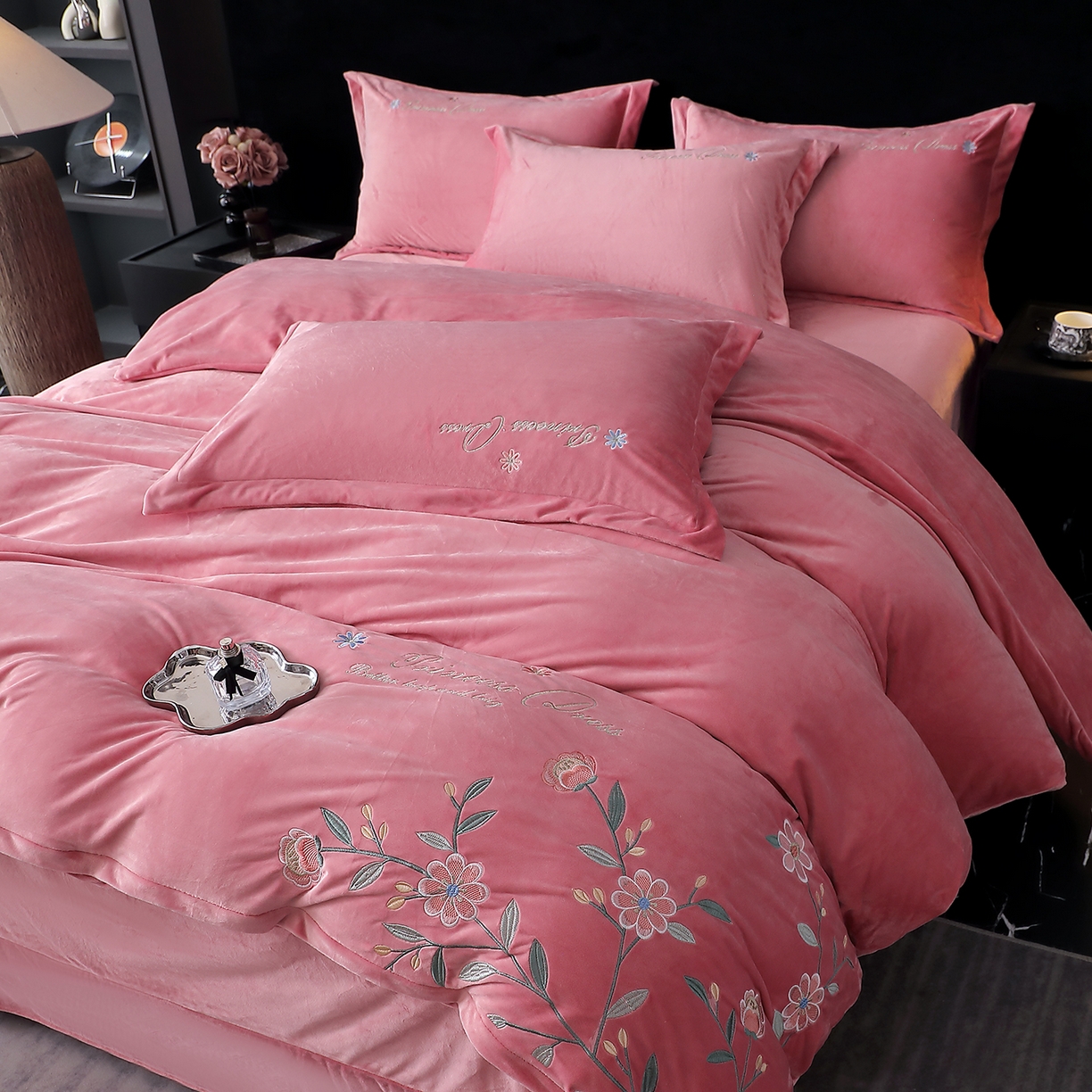 91家纺网 家纺一手货源 找家纺 棠薇家纺 2025秋冬牛奶绒蚕丝绒四件套珊瑚绒床上绒四件套冬季加绒法兰绒 繁花-豆沙