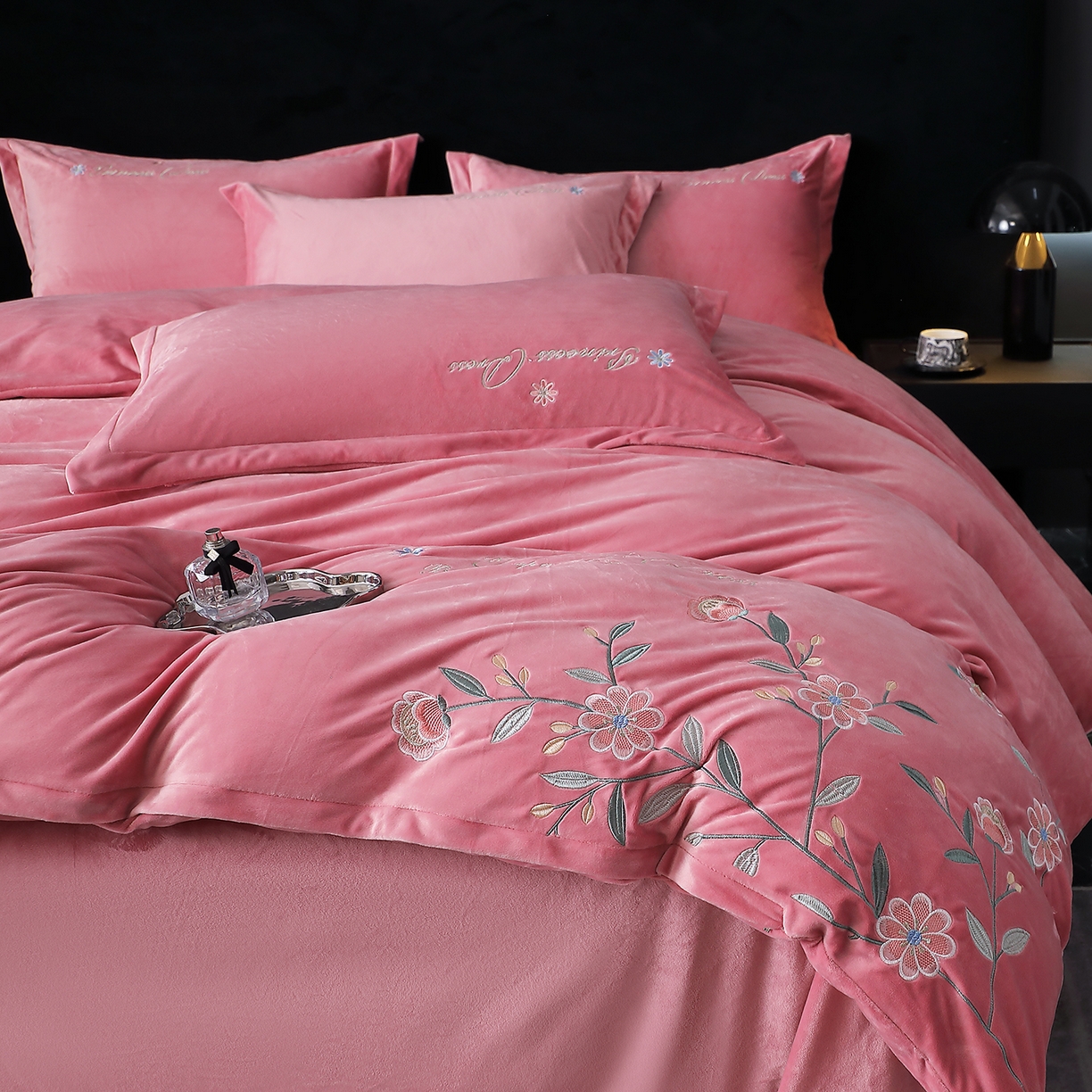 91家纺网 家纺一手货源 找家纺 棠薇家纺 2025秋冬牛奶绒蚕丝绒四件套珊瑚绒床上绒四件套冬季加绒法兰绒 繁花-豆沙