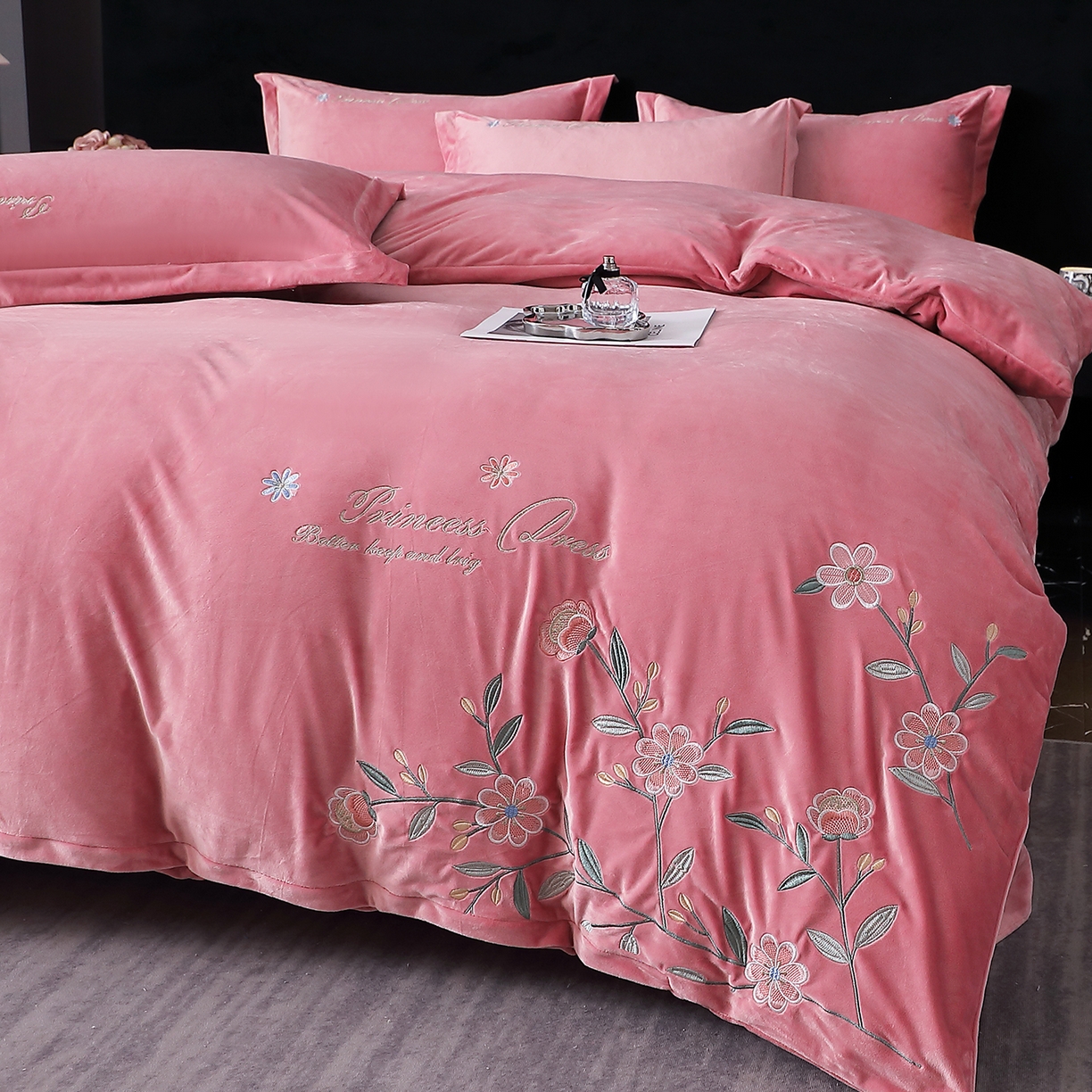 91家纺网 家纺一手货源 找家纺 棠薇家纺 2025秋冬牛奶绒蚕丝绒四件套珊瑚绒床上绒四件套冬季加绒法兰绒 繁花-豆沙