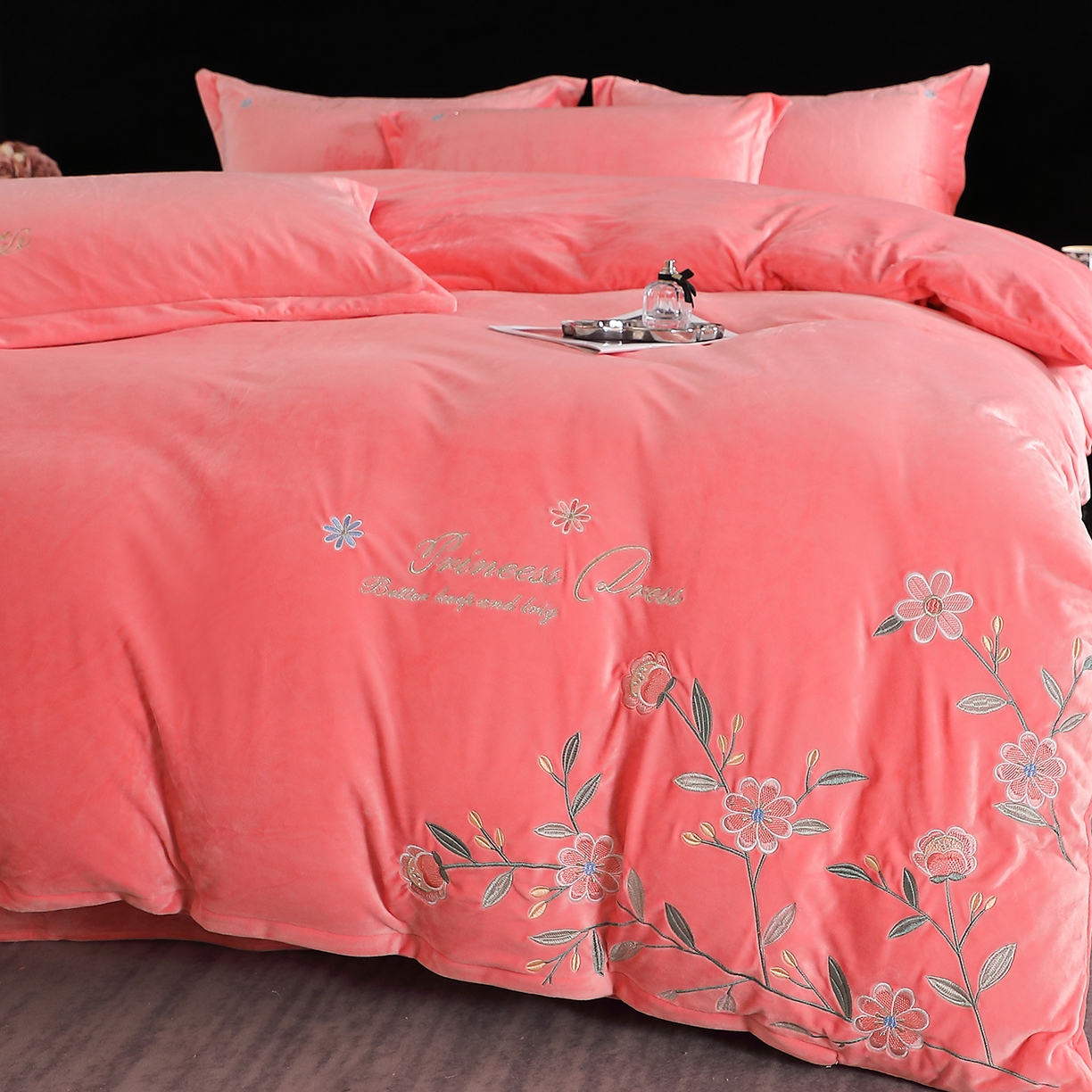 91家纺网 家纺一手货源 找家纺 棠薇家纺 2025秋冬牛奶绒蚕丝绒四件套珊瑚绒床上绒四件套冬季加绒法兰绒 繁花-粉玉