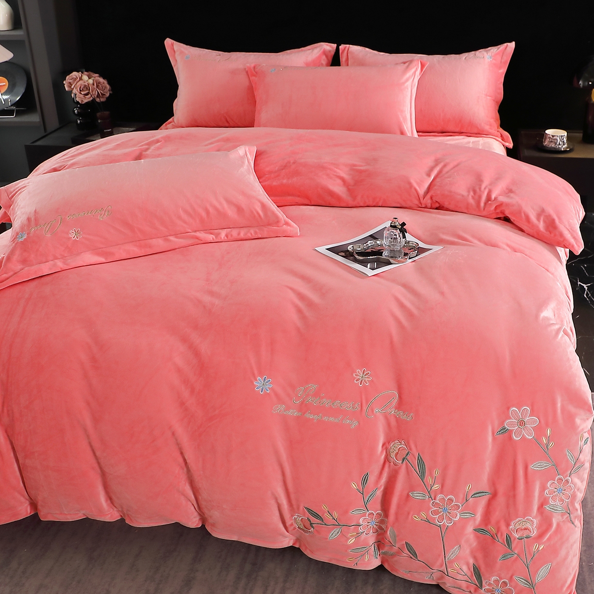 91家纺网 家纺一手货源 找家纺 棠薇家纺 2025秋冬牛奶绒蚕丝绒四件套珊瑚绒床上绒四件套冬季加绒法兰绒 繁花-粉玉