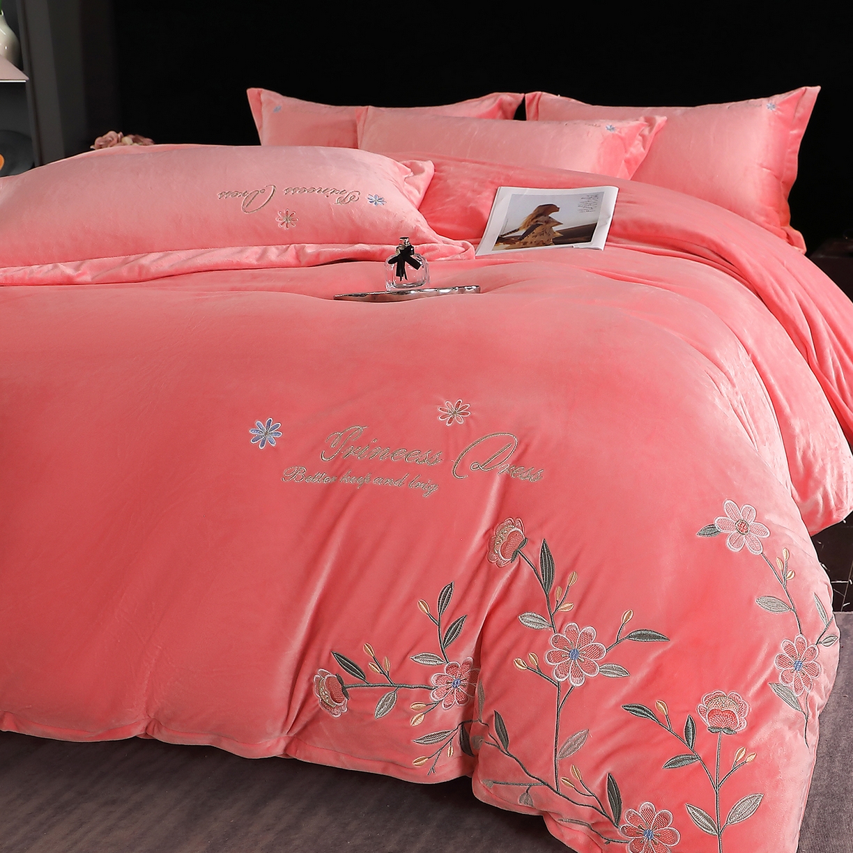 91家纺网 家纺一手货源 找家纺 棠薇家纺 2025秋冬牛奶绒蚕丝绒四件套珊瑚绒床上绒四件套冬季加绒法兰绒 繁花-粉玉