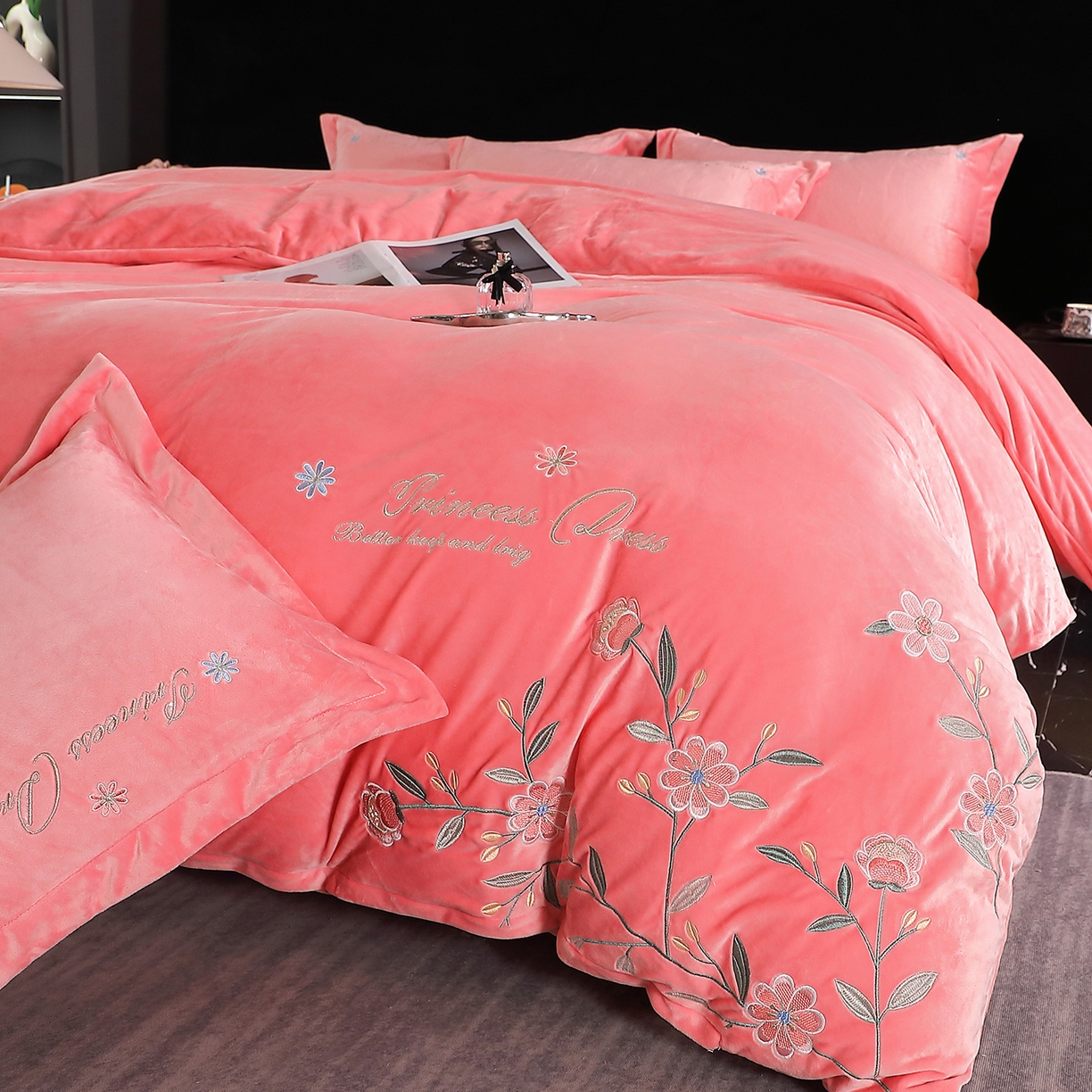 91家纺网 家纺一手货源 找家纺 棠薇家纺 2025秋冬牛奶绒蚕丝绒四件套珊瑚绒床上绒四件套冬季加绒法兰绒 繁花-粉玉