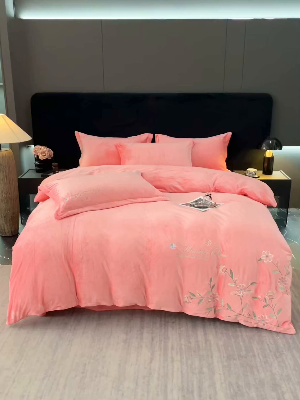91家纺网 家纺一手货源 找家纺 棠薇家纺 2025秋冬牛奶绒蚕丝绒四件套珊瑚绒床上绒四件套冬季加绒法兰绒 繁花-粉玉