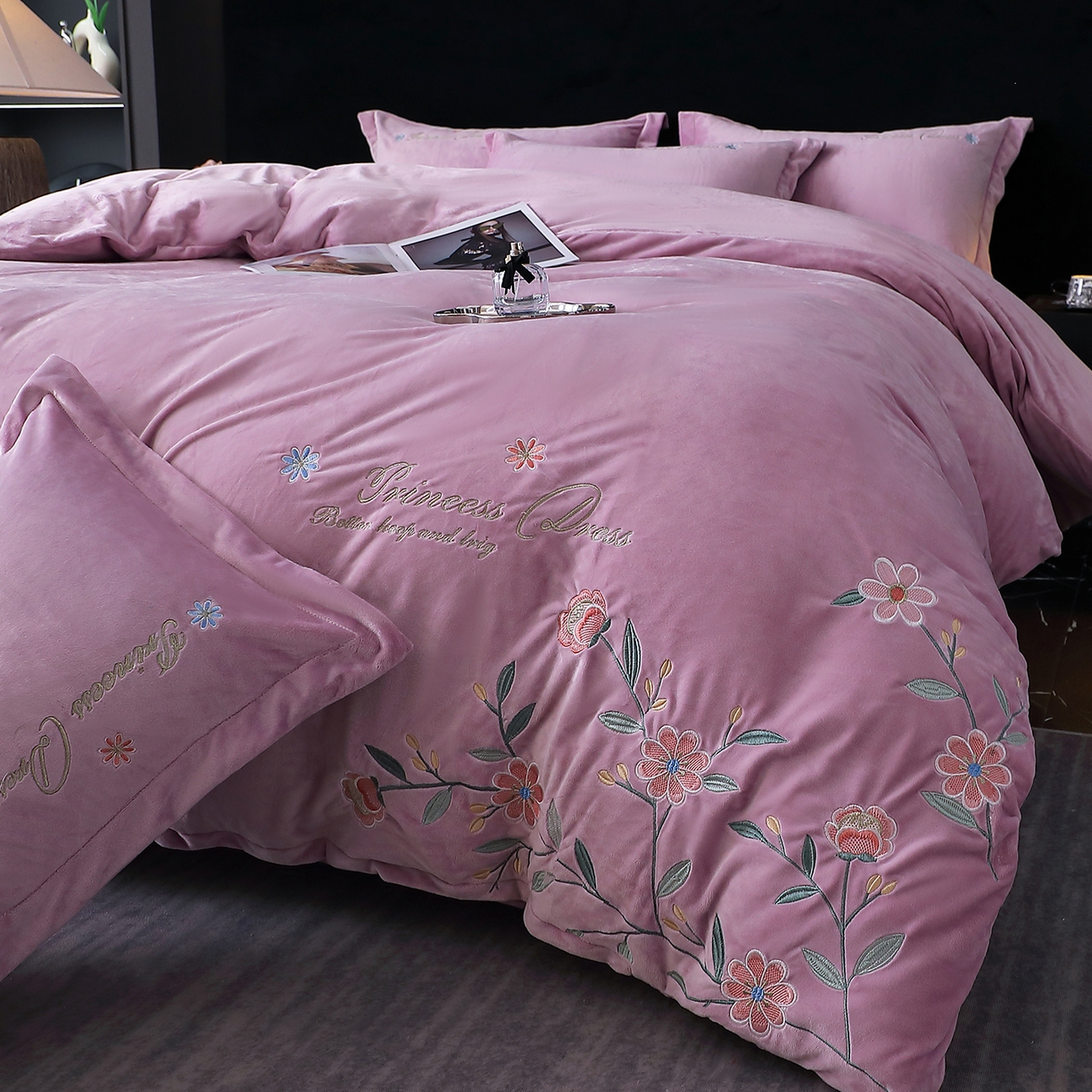 91家纺网 家纺一手货源 找家纺 棠薇家纺 2025秋冬牛奶绒蚕丝绒四件套珊瑚绒床上绒四件套冬季加绒法兰绒 繁花-薰衣紫