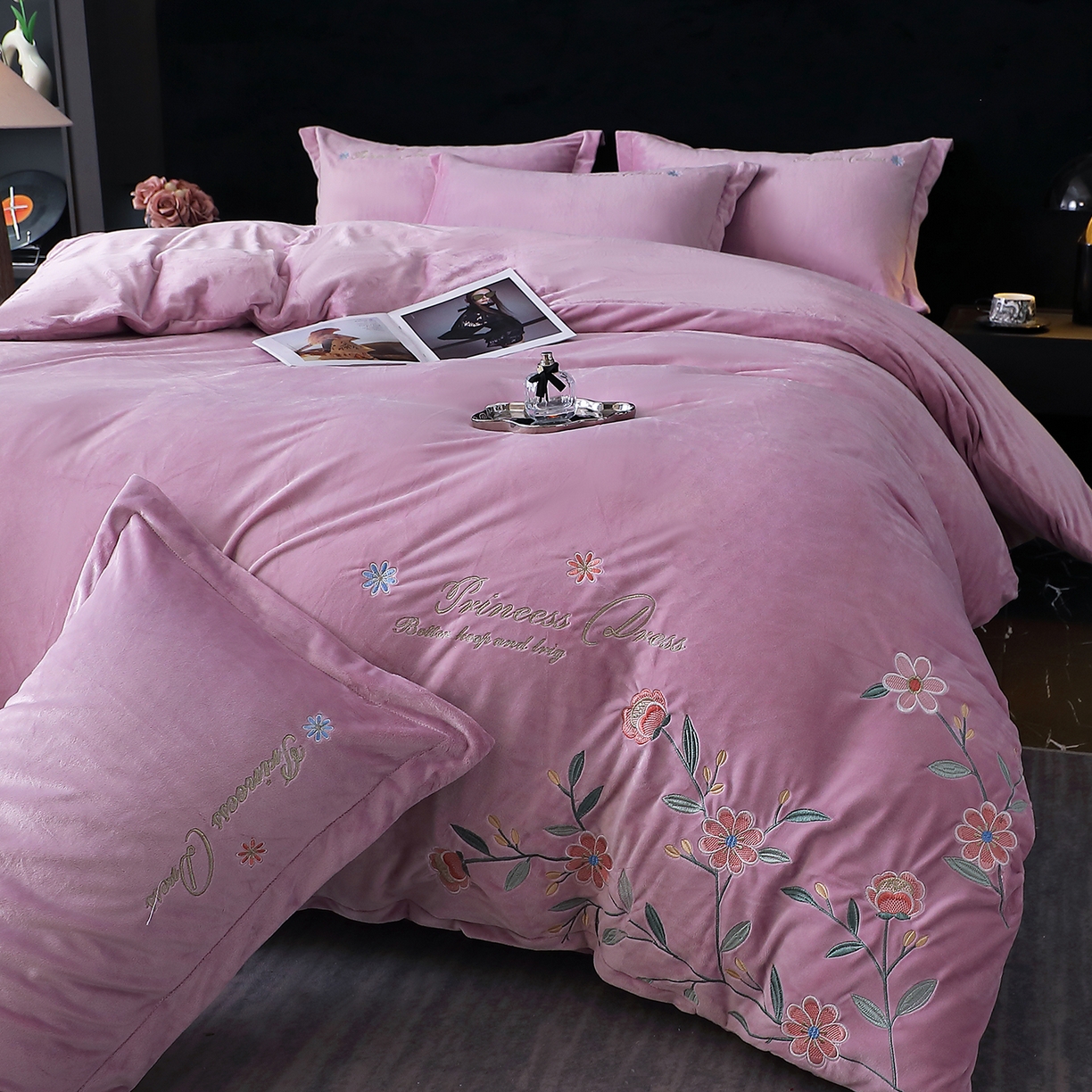 91家纺网 家纺一手货源 找家纺 棠薇家纺 2025秋冬牛奶绒蚕丝绒四件套珊瑚绒床上绒四件套冬季加绒法兰绒 繁花-薰衣紫