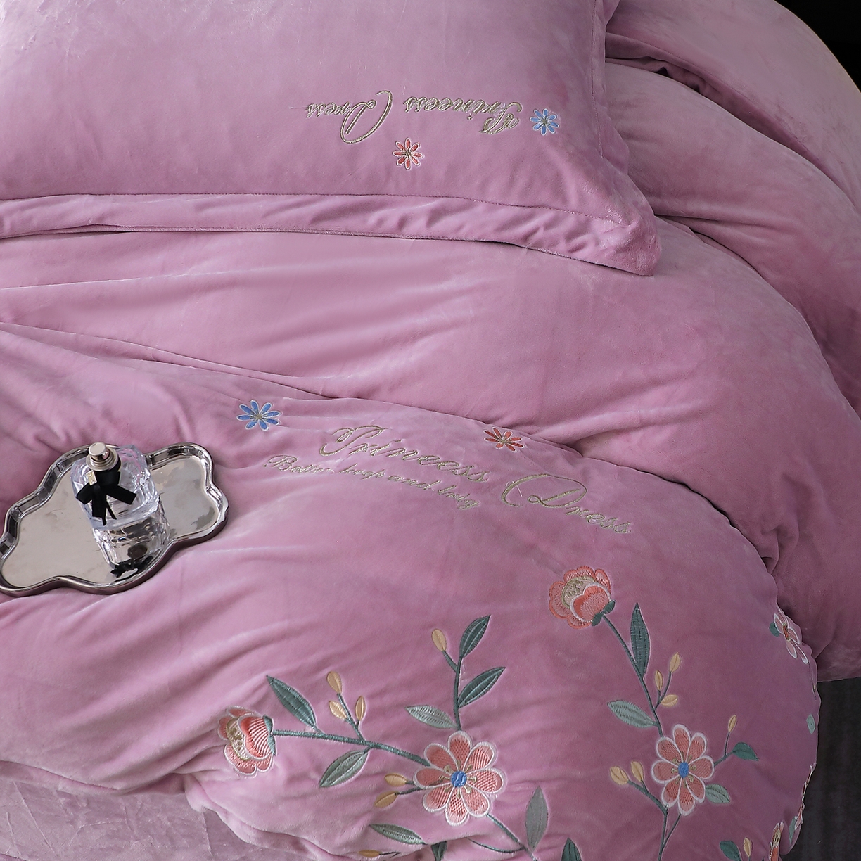 91家纺网 家纺一手货源 找家纺 棠薇家纺 2025秋冬牛奶绒蚕丝绒四件套珊瑚绒床上绒四件套冬季加绒法兰绒 繁花-薰衣紫