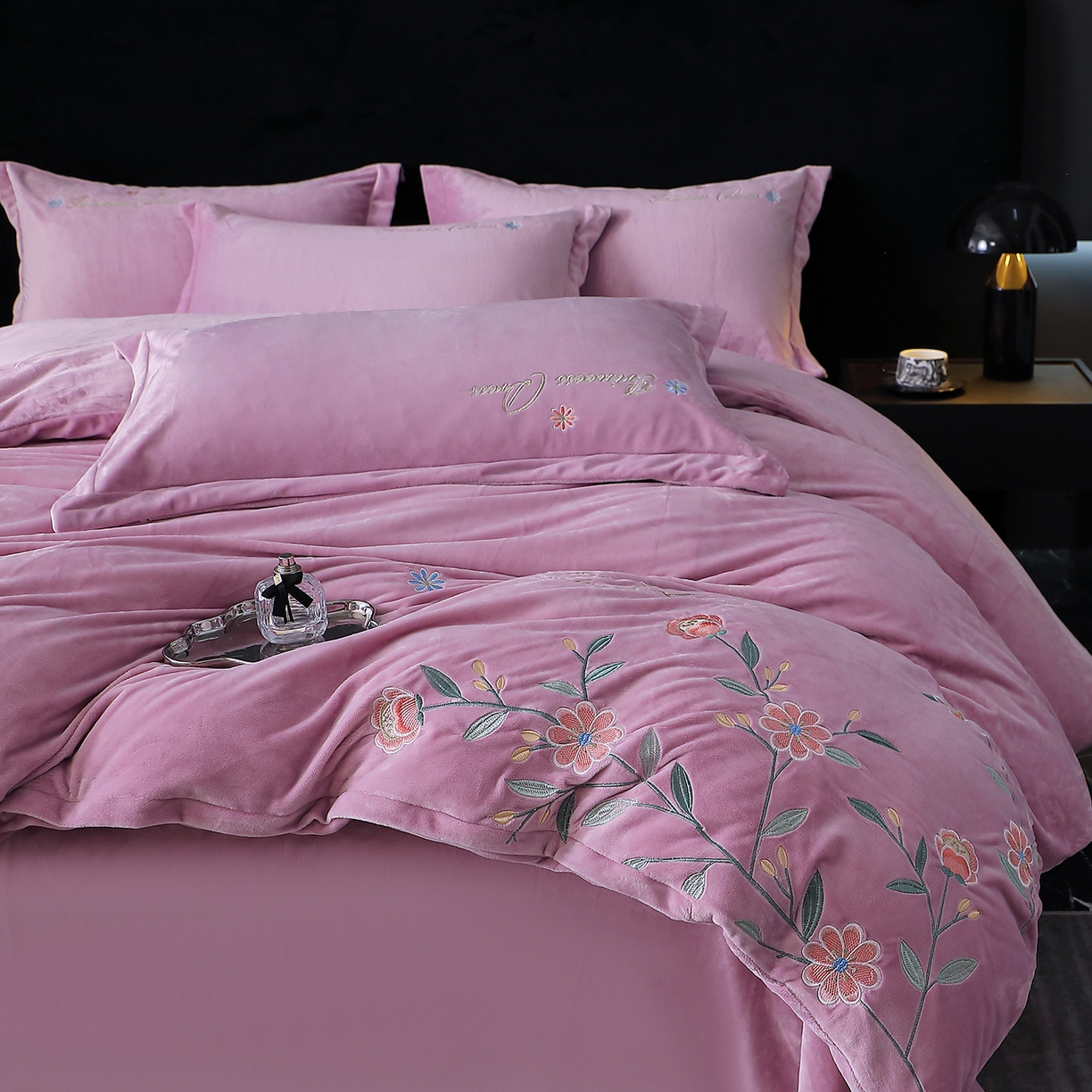 91家纺网 家纺一手货源 找家纺 棠薇家纺 2025秋冬牛奶绒蚕丝绒四件套珊瑚绒床上绒四件套冬季加绒法兰绒 繁花-薰衣紫