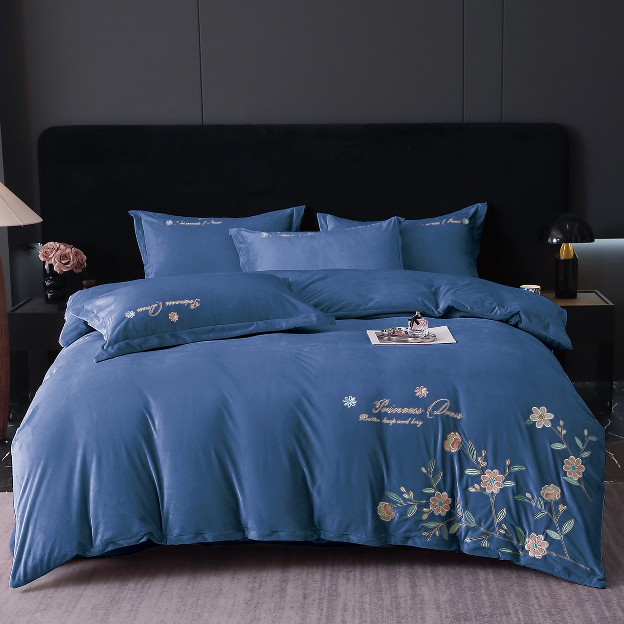 91家纺网 家纺一手货源 找家纺 棠薇家纺 2025秋冬牛奶绒蚕丝绒四件套珊瑚绒床上绒四件套冬季加绒法兰绒 繁花-宾利蓝