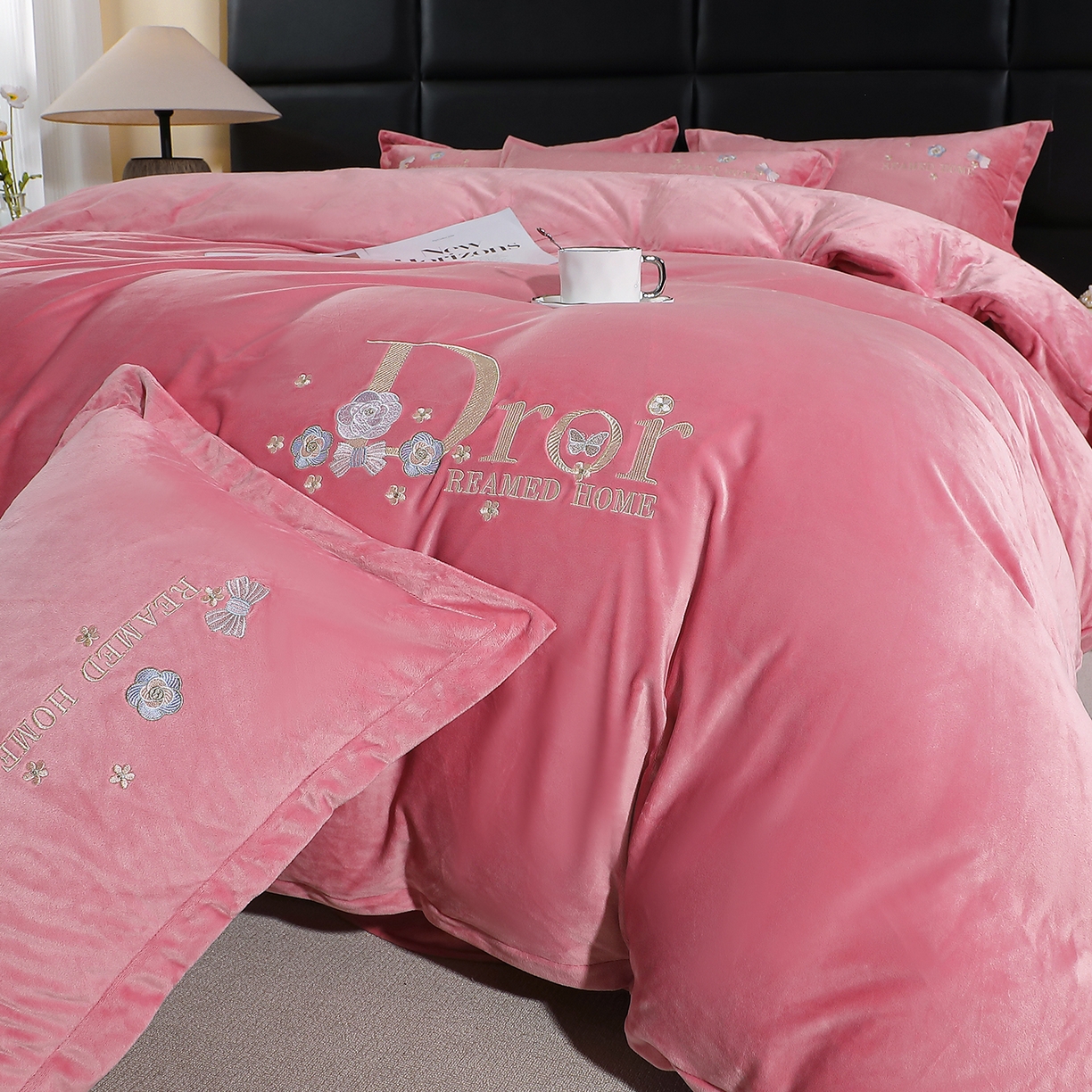 91家纺网 家纺一手货源 找家纺 棠薇家纺 2025秋冬牛奶绒蚕丝绒四件套珊瑚绒床上绒四件套冬季加绒法兰绒 初羡-豆沙