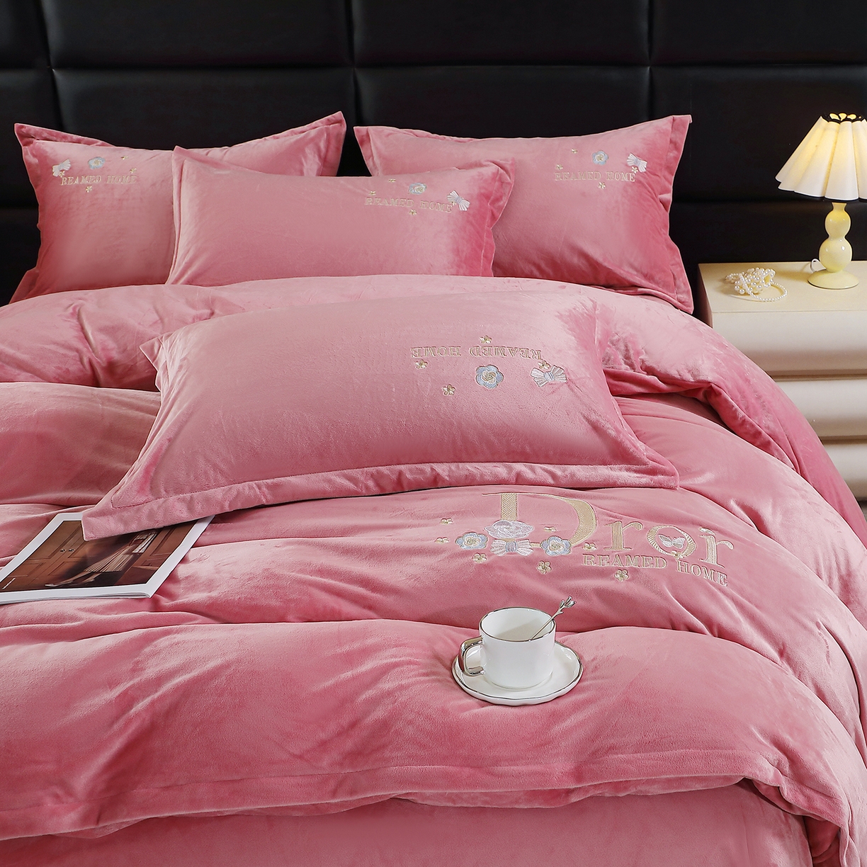 91家纺网 家纺一手货源 找家纺 棠薇家纺 2025秋冬牛奶绒蚕丝绒四件套珊瑚绒床上绒四件套冬季加绒法兰绒 初羡-豆沙