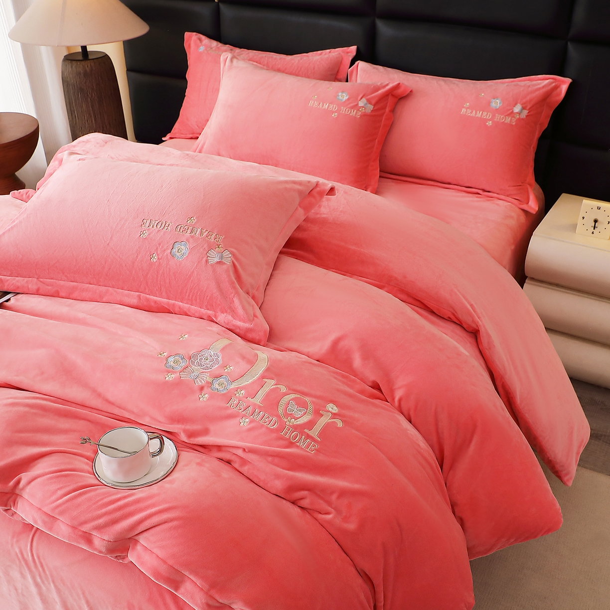 91家纺网 家纺一手货源 找家纺 棠薇家纺 2025秋冬牛奶绒蚕丝绒四件套珊瑚绒床上绒四件套冬季加绒法兰绒 初羡-粉玉