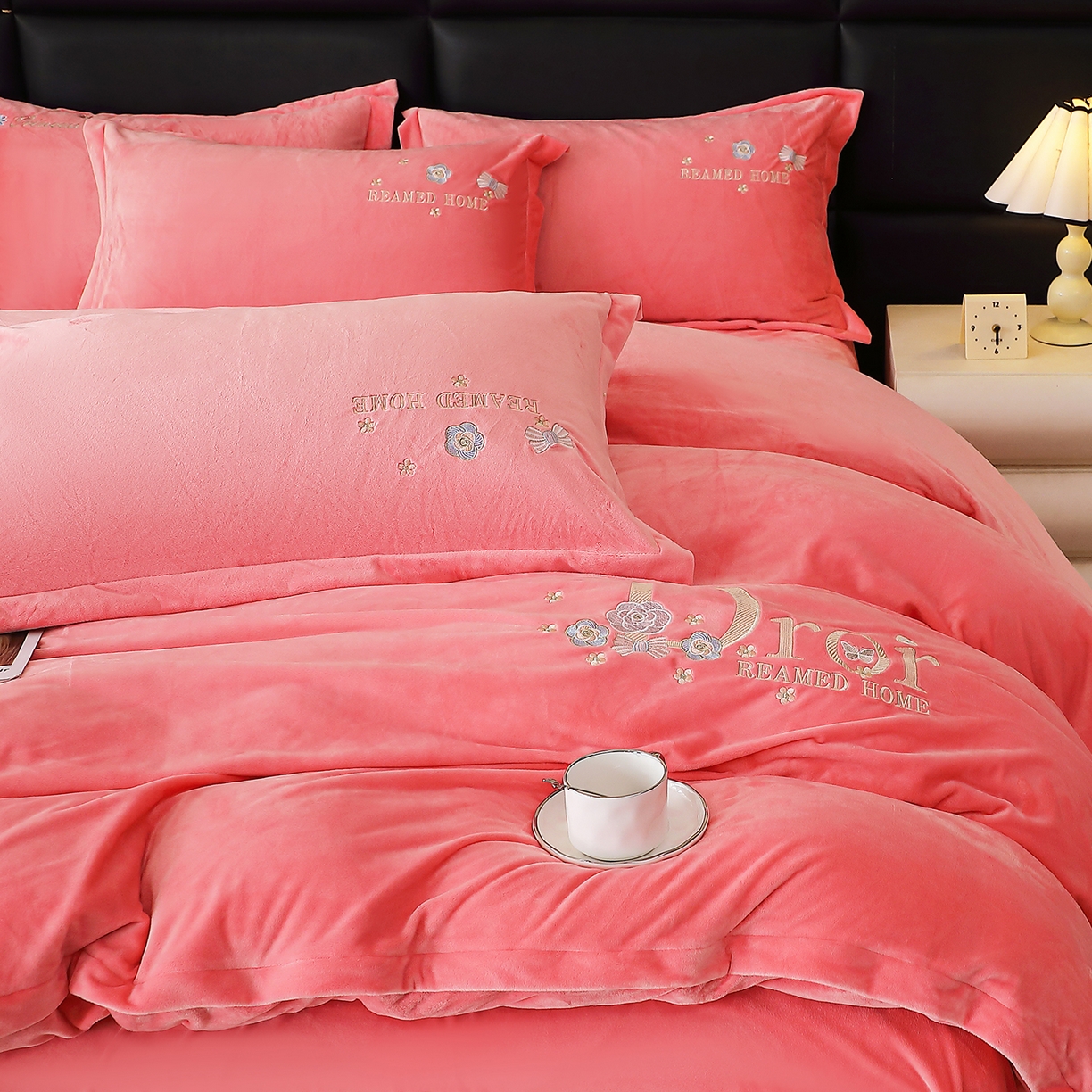 91家纺网 家纺一手货源 找家纺 棠薇家纺 2025秋冬牛奶绒蚕丝绒四件套珊瑚绒床上绒四件套冬季加绒法兰绒 初羡-粉玉