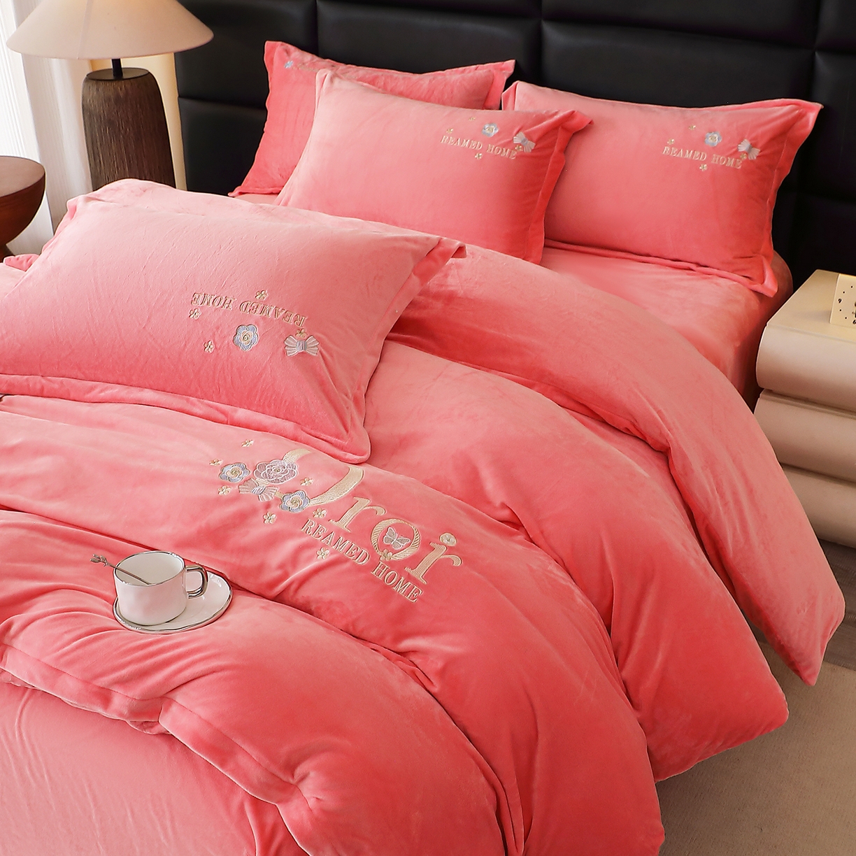 91家纺网 家纺一手货源 找家纺 棠薇家纺 2025秋冬牛奶绒蚕丝绒四件套珊瑚绒床上绒四件套冬季加绒法兰绒 初羡-粉玉