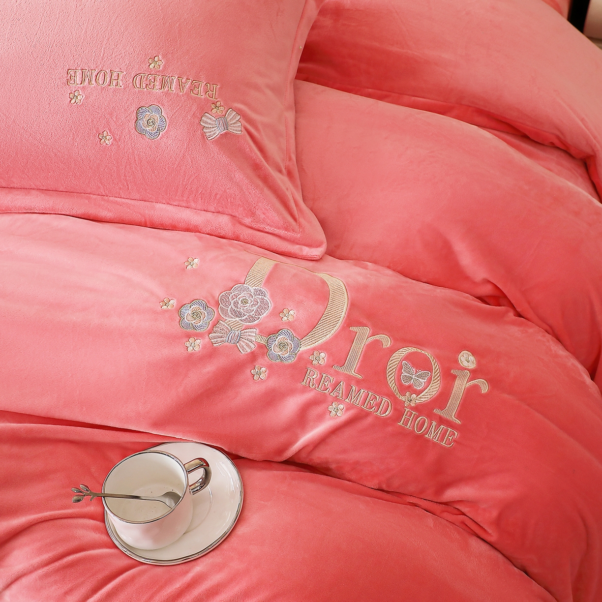 91家纺网 家纺一手货源 找家纺 棠薇家纺 2025秋冬牛奶绒蚕丝绒四件套珊瑚绒床上绒四件套冬季加绒法兰绒 初羡-粉玉