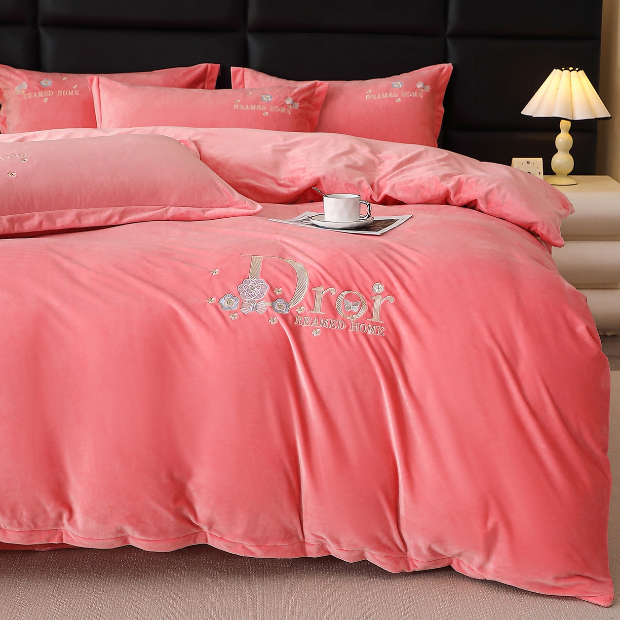 91家纺网 家纺一手货源 找家纺 棠薇家纺 2025秋冬牛奶绒蚕丝绒四件套珊瑚绒床上绒四件套冬季加绒法兰绒 初羡-粉玉