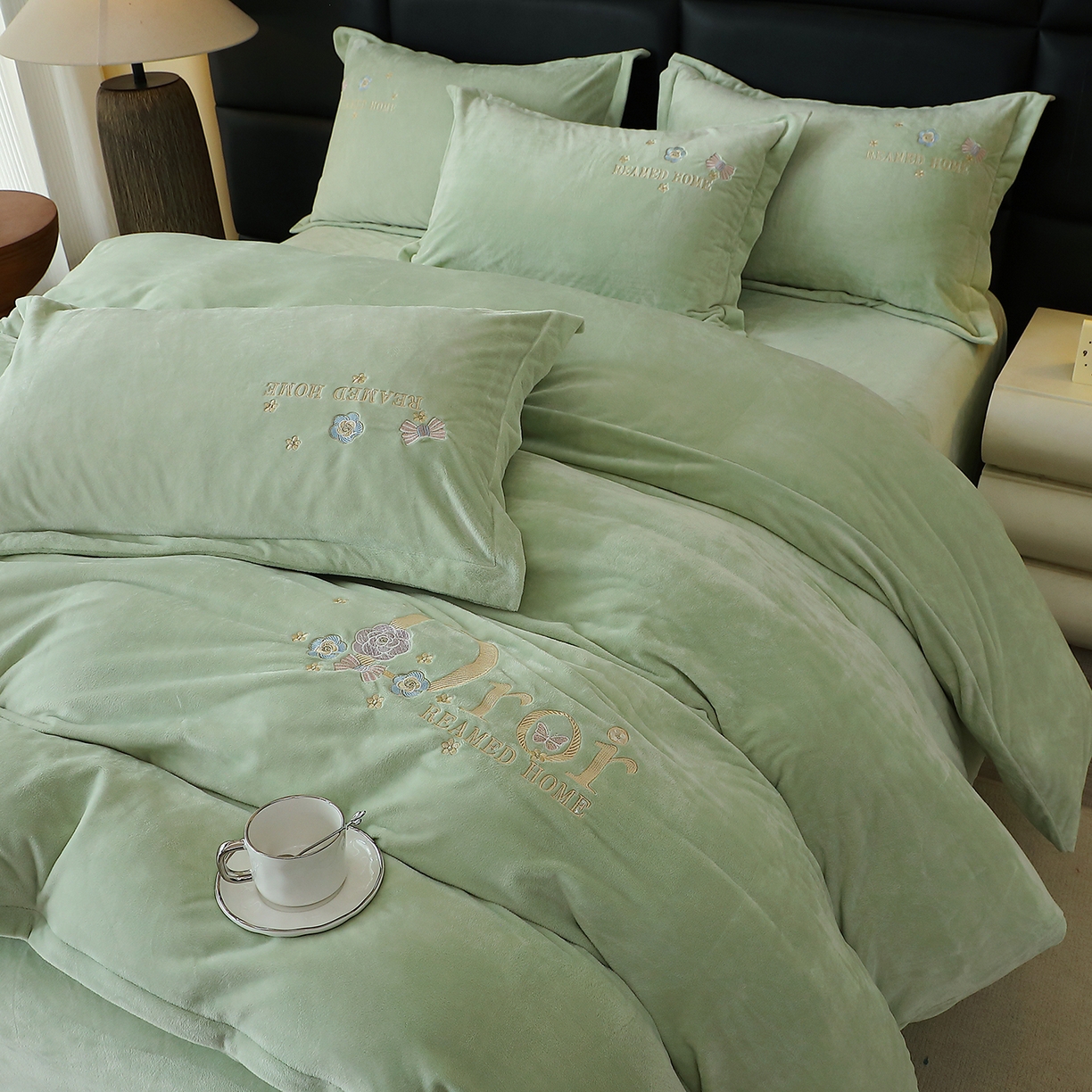 91家纺网 家纺一手货源 找家纺 棠薇家纺 2025秋冬牛奶绒蚕丝绒四件套珊瑚绒床上绒四件套冬季加绒法兰绒 初羡-清新绿