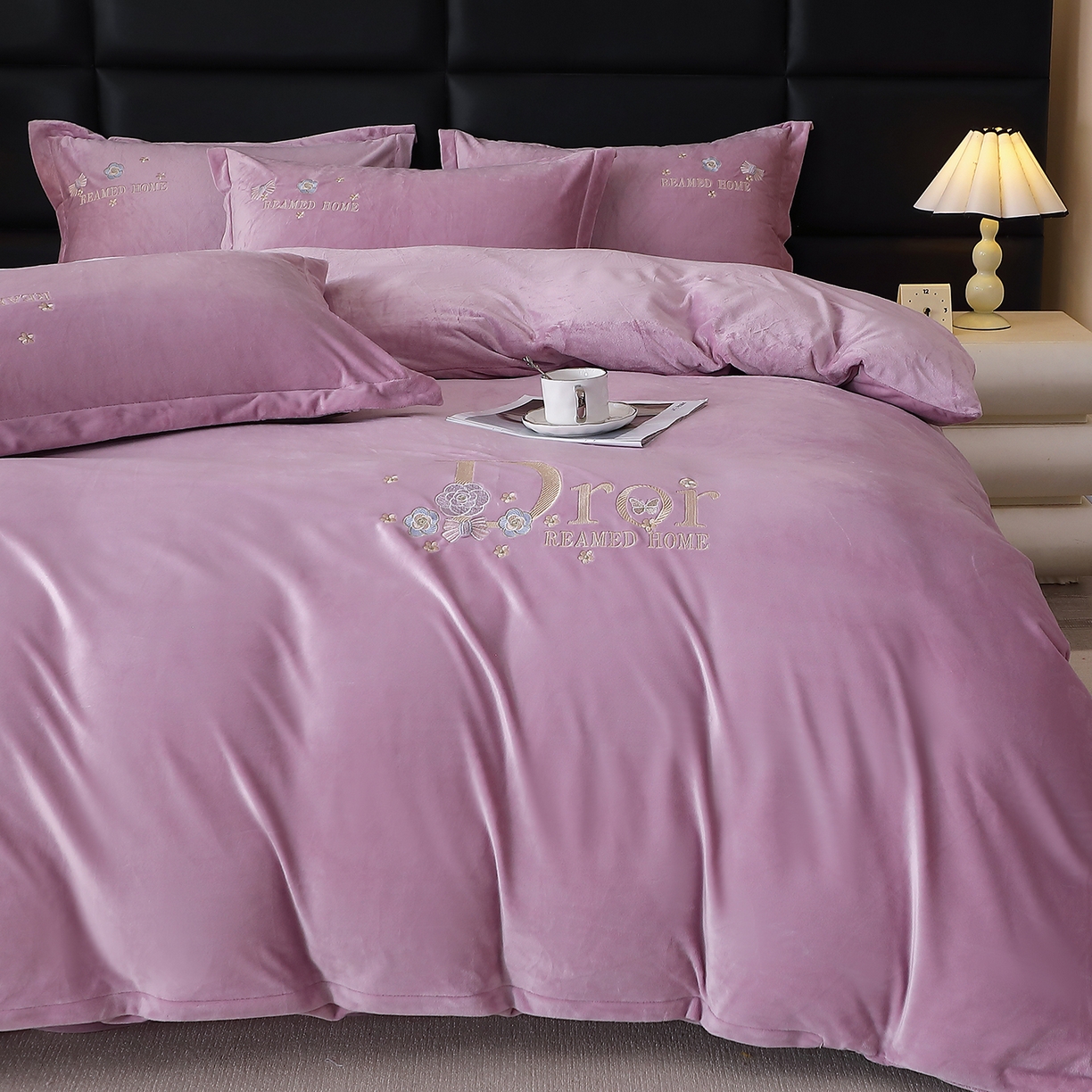 91家纺网 家纺一手货源 找家纺 棠薇家纺 2025秋冬牛奶绒蚕丝绒四件套珊瑚绒床上绒四件套冬季加绒法兰绒 初羡-薰衣紫