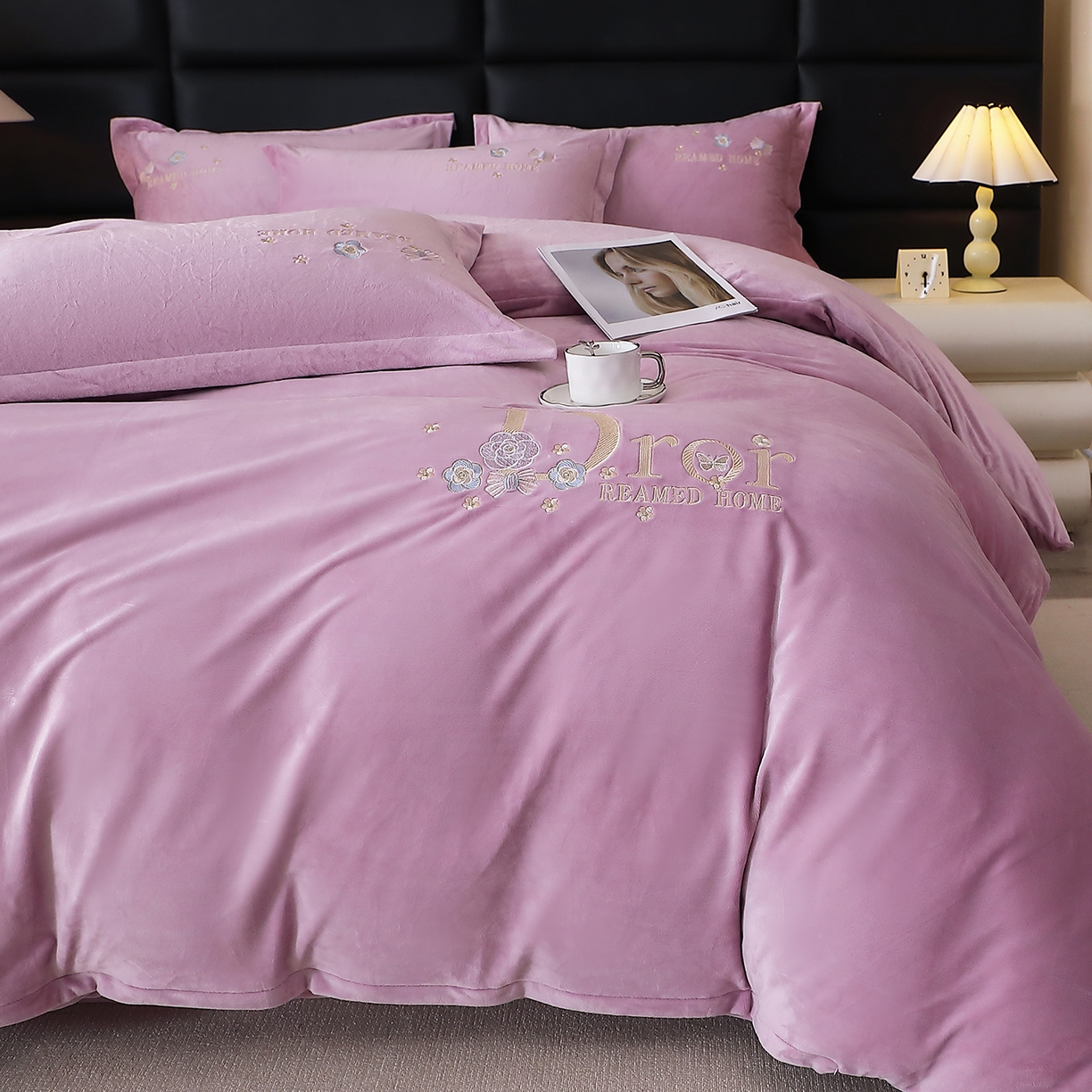 91家纺网 家纺一手货源 找家纺 棠薇家纺 2025秋冬牛奶绒蚕丝绒四件套珊瑚绒床上绒四件套冬季加绒法兰绒 初羡-薰衣紫