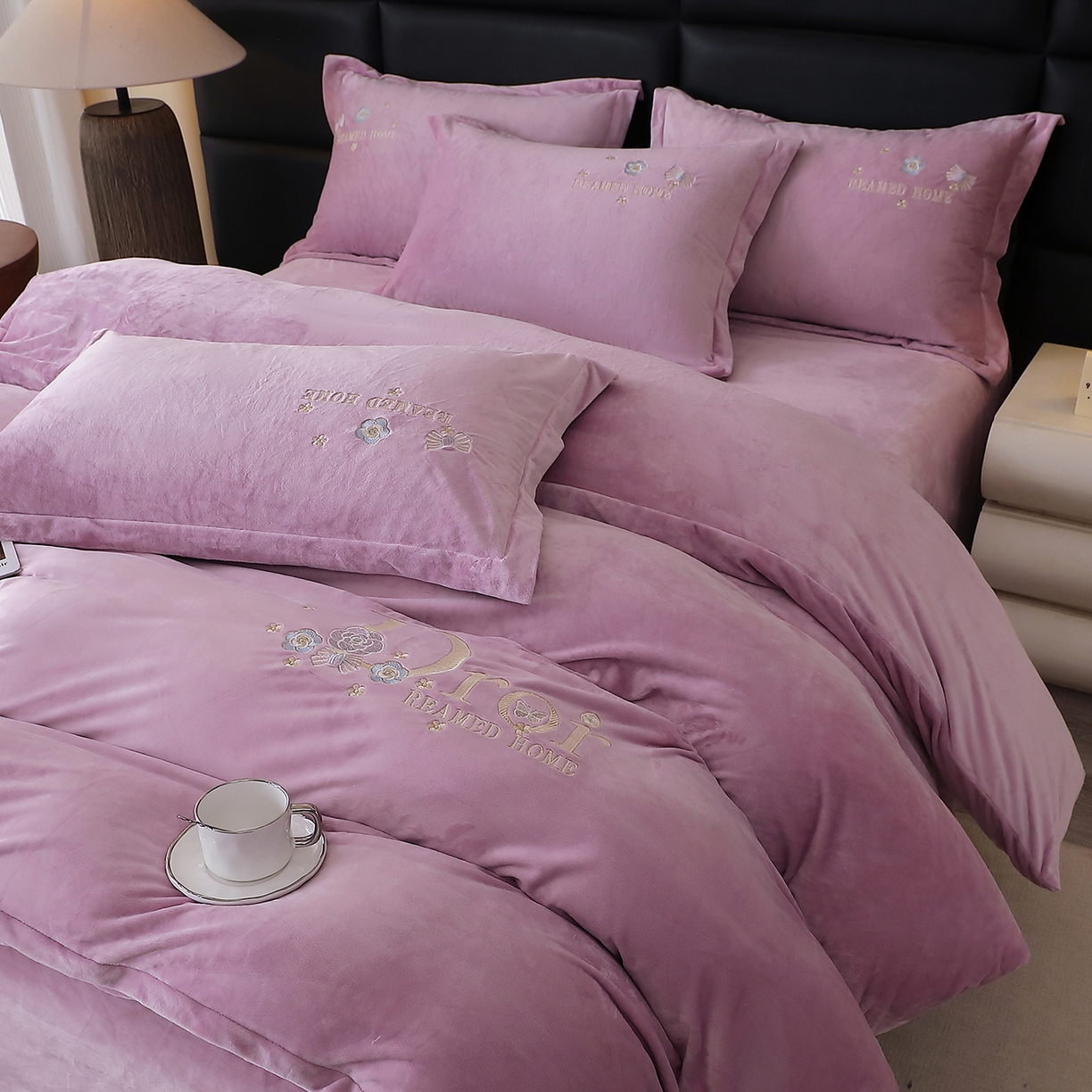 91家纺网 家纺一手货源 找家纺 棠薇家纺 2025秋冬牛奶绒蚕丝绒四件套珊瑚绒床上绒四件套冬季加绒法兰绒 初羡-薰衣紫