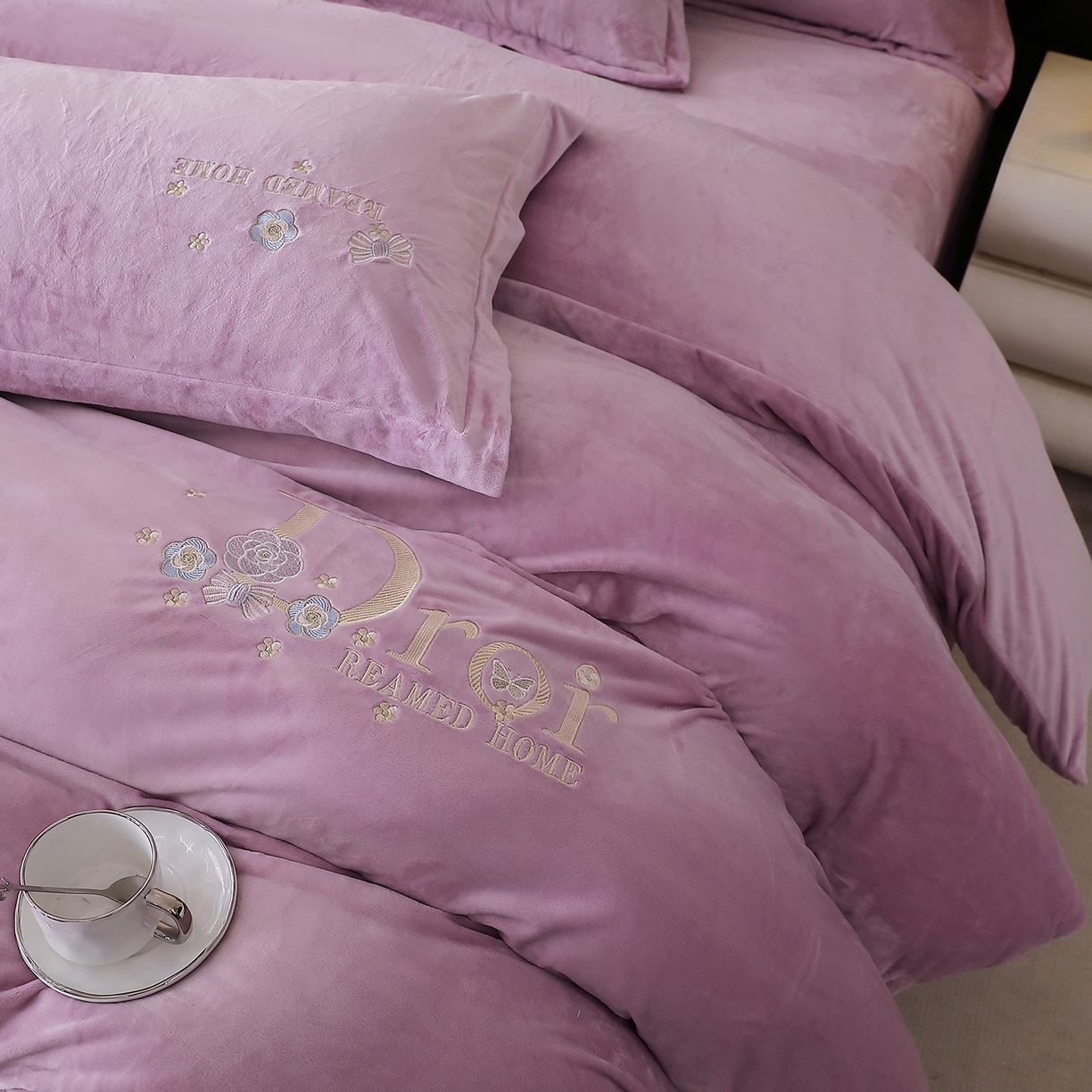 91家纺网 家纺一手货源 找家纺 棠薇家纺 2025秋冬牛奶绒蚕丝绒四件套珊瑚绒床上绒四件套冬季加绒法兰绒 初羡-薰衣紫