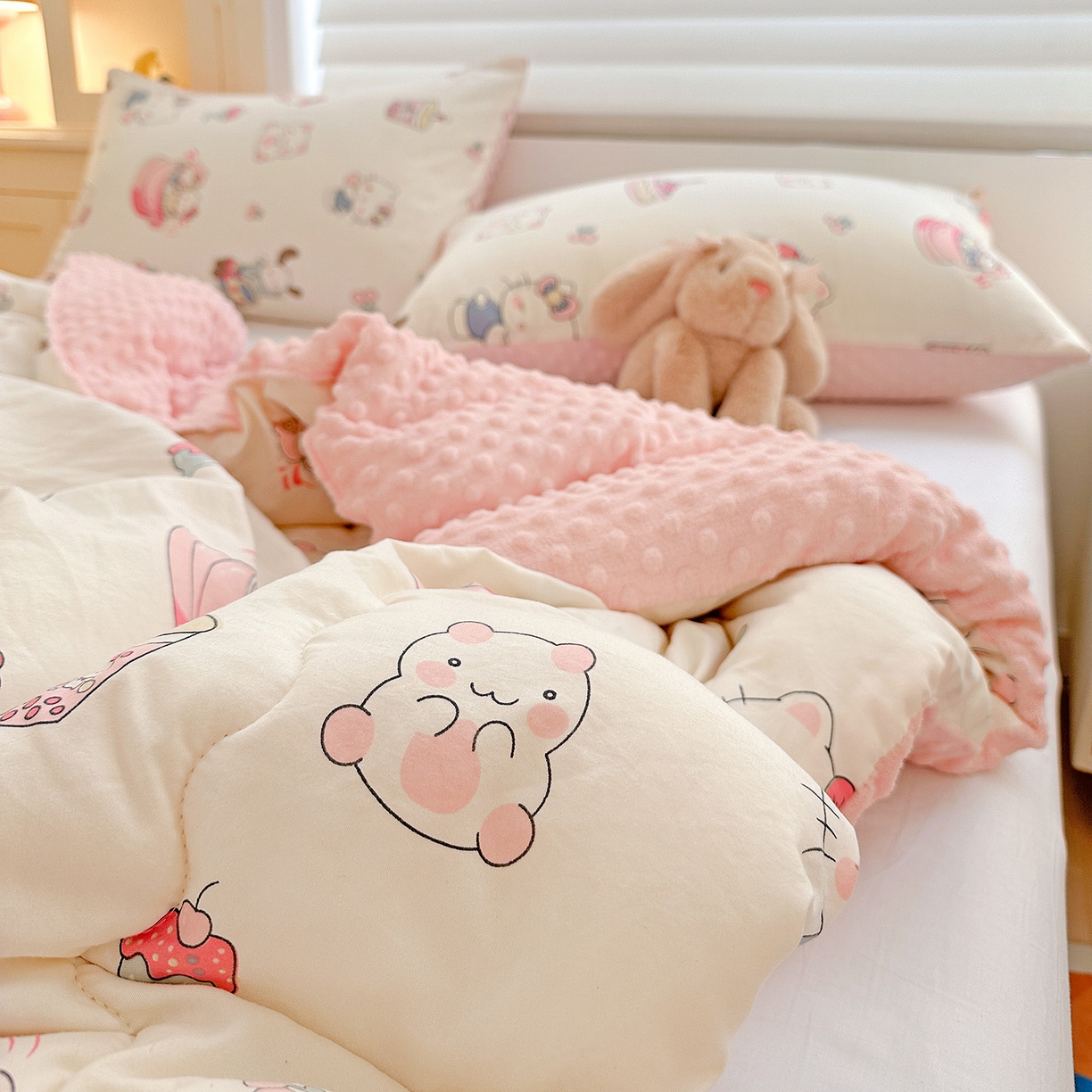 91家纺网 家纺一手货源 找家纺 昊川家纺 2025新款A类水洗双层纱豆豆被春秋被冬被被子被芯 奶猫