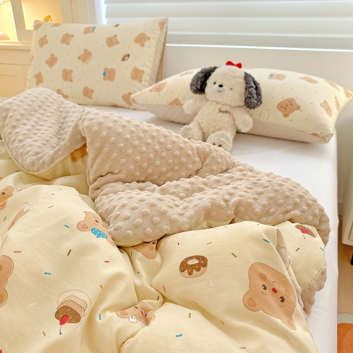 91家纺网 家纺一手货源 找家纺 昊川家纺 2025新款A类水洗双层纱豆豆被春秋被冬被被子被芯 奥利奥小熊