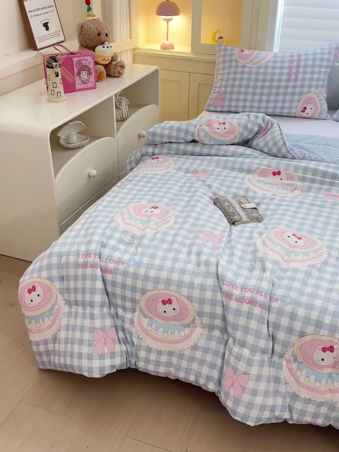 91家纺网 家纺一手货源 找家纺 昊川家纺 2025新款A类水洗双层纱豆豆被春秋被冬被被子被芯 蛋糕KT