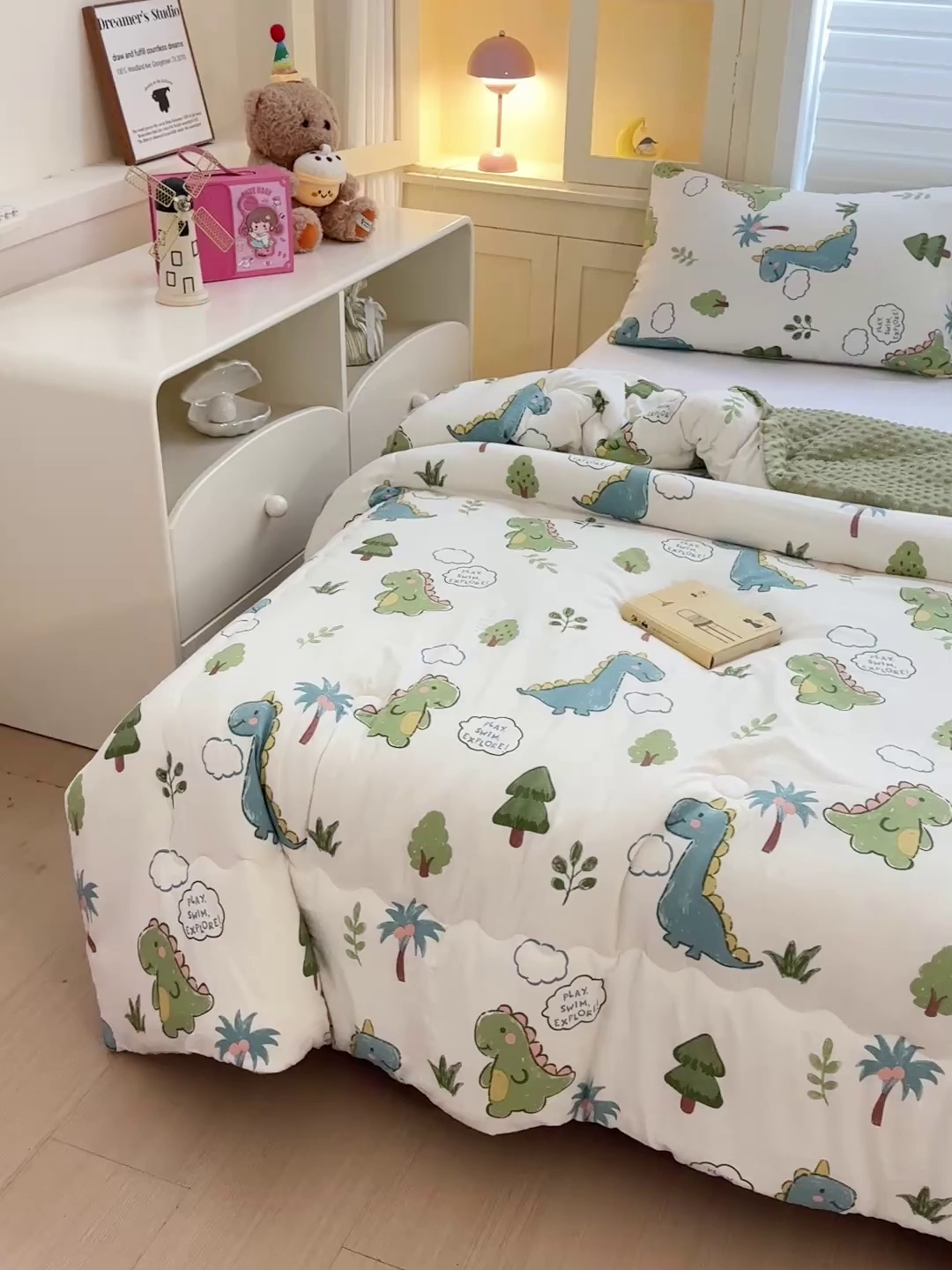 91家纺网 家纺一手货源 找家纺 昊川家纺 2025新款A类水洗双层纱豆豆被春秋被冬被被子被芯 恐龙星球