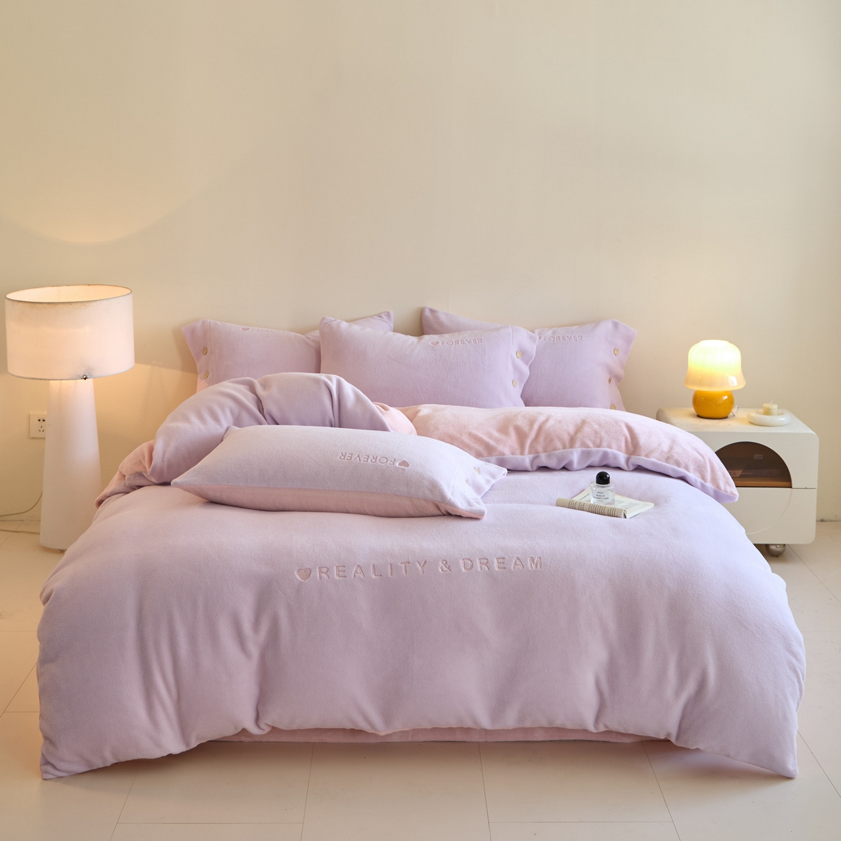 91家纺网 家纺一手货源 找家纺 吾秀家居 2025新款纽扣工艺260克羊驼绒牛奶绒四件套 - 云朵 浅紫-浅粉