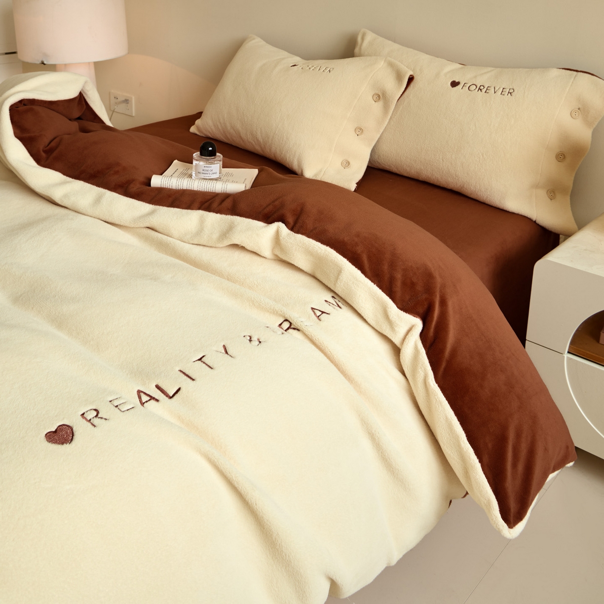 91家纺网 家纺一手货源 找家纺 吾秀家居 2025新款纽扣工艺260克羊驼绒牛奶绒四件套 - 云朵 浅米黄-唐茶