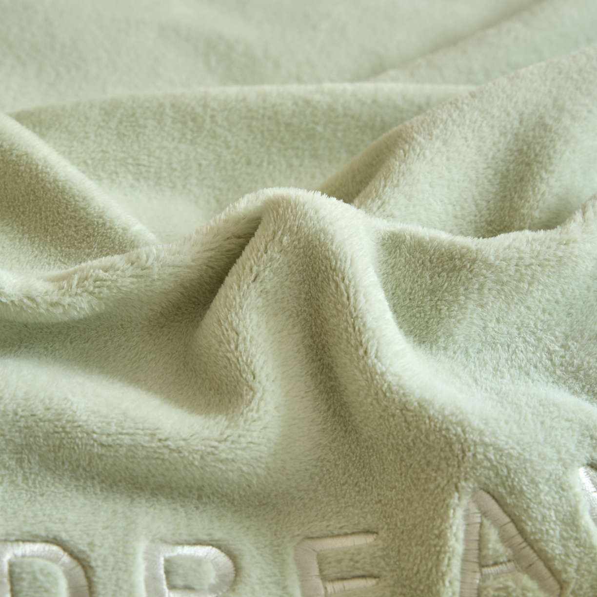 91家纺网 家纺一手货源 找家纺 吾秀家居 2025新款纽扣工艺260克羊驼绒牛奶绒四件套 - 云朵 浅绿-奶昔白