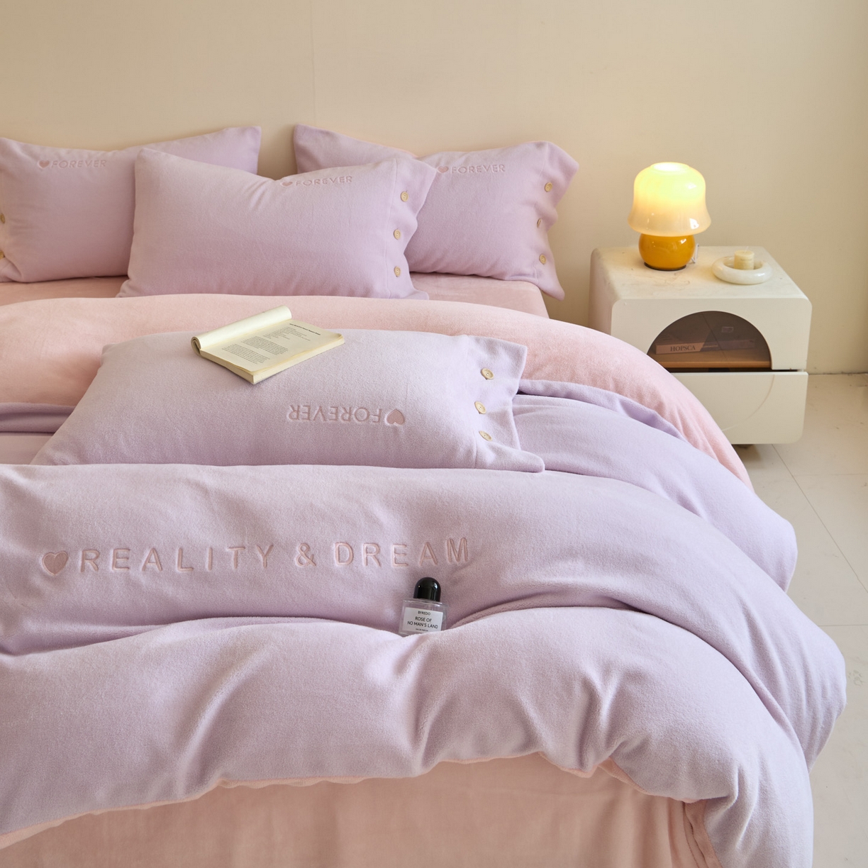 91家纺网 家纺一手货源 找家纺 吾秀家居 2025新款纽扣工艺260克羊驼绒牛奶绒四件套 - 云朵 浅紫-浅粉