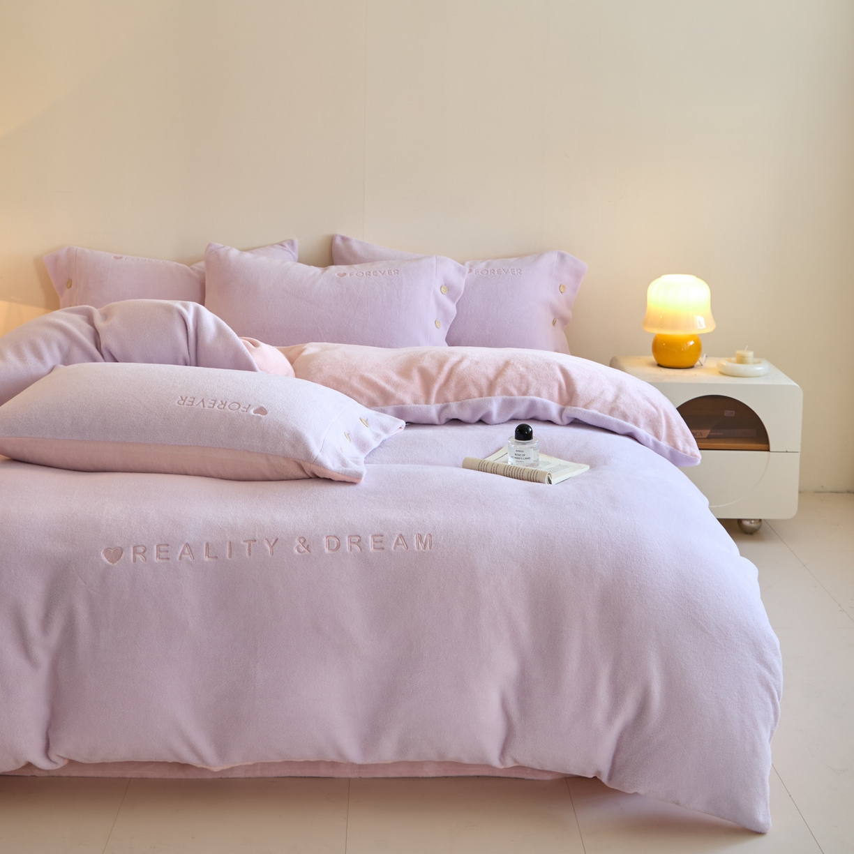 91家纺网 家纺一手货源 找家纺 吾秀家居 2025新款纽扣工艺260克羊驼绒牛奶绒四件套 - 云朵 浅紫-浅粉