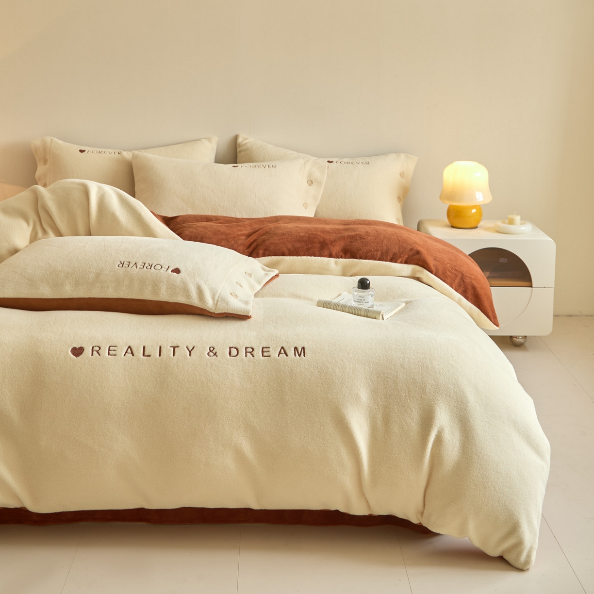 91家纺网 家纺一手货源 找家纺 吾秀家居 2025新款纽扣工艺260克羊驼绒牛奶绒四件套 - 云朵 浅米黄-唐茶