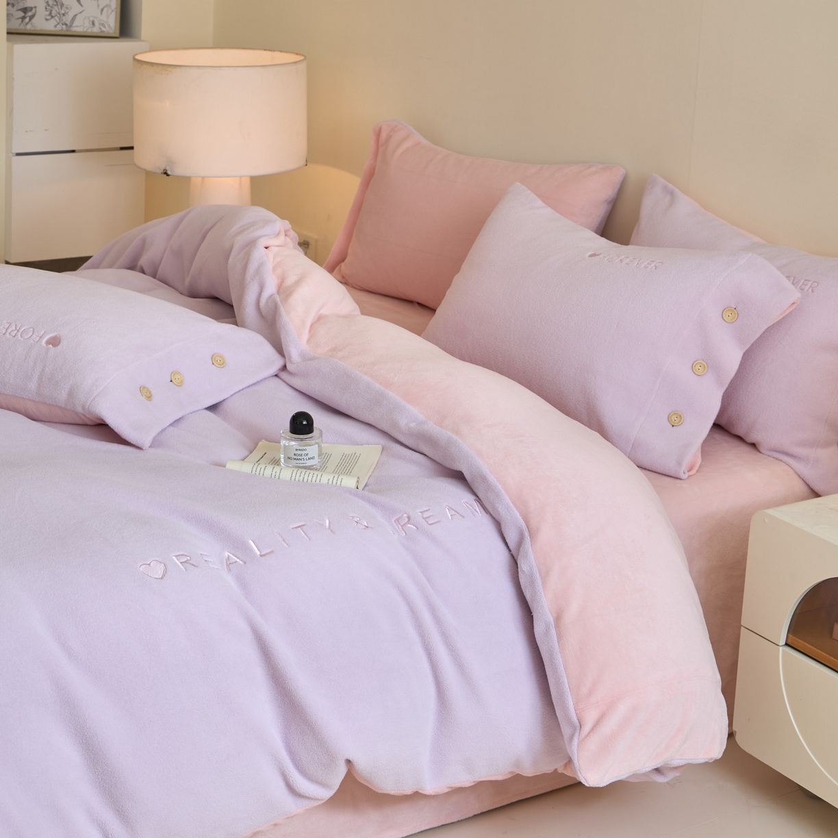 91家纺网 家纺一手货源 找家纺 吾秀家居 2025新款纽扣工艺260克羊驼绒牛奶绒四件套 - 云朵 浅紫-浅粉