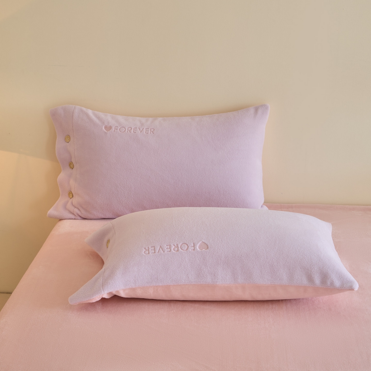 91家纺网 家纺一手货源 找家纺 吾秀家居 2025新款纽扣工艺260克羊驼绒牛奶绒四件套 - 云朵 浅紫-浅粉