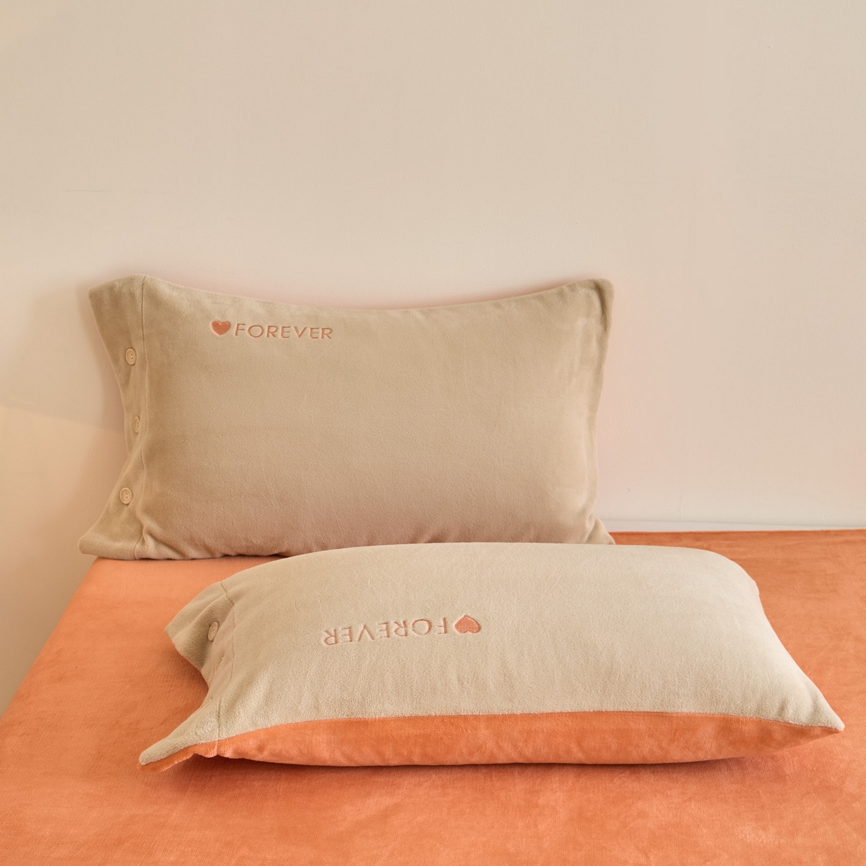 91家纺网 家纺一手货源 找家纺 吾秀家居 2025新款纽扣工艺260克羊驼绒牛奶绒四件套 - 云朵 浅驼-亮桔